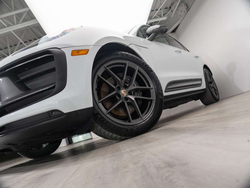 2024 Porsche Macan T thumb 6