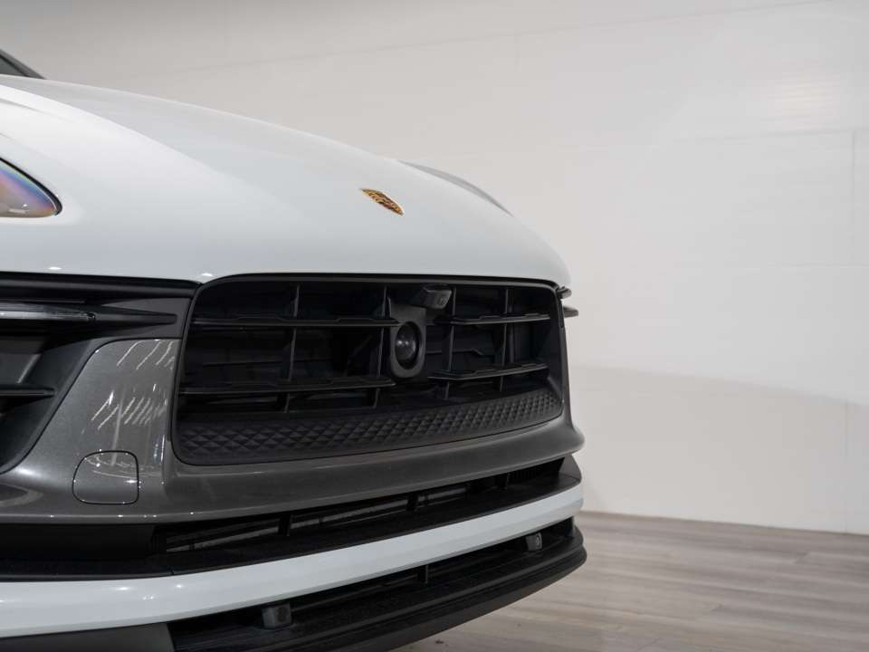 2024 Porsche Macan T alt 4