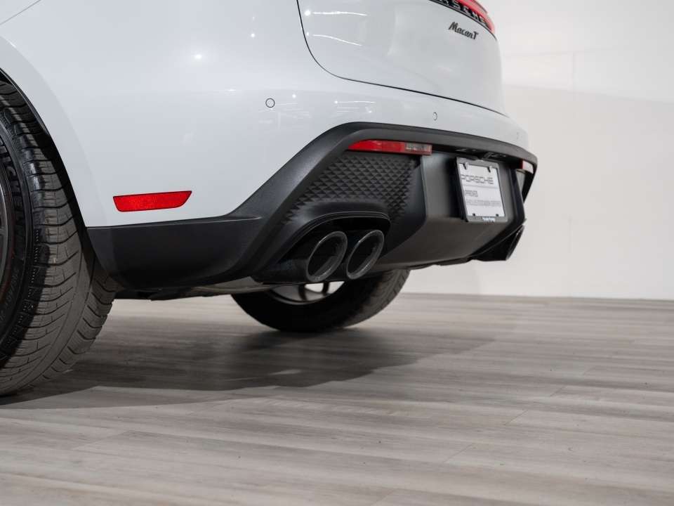 2024 Porsche Macan T thumb 11