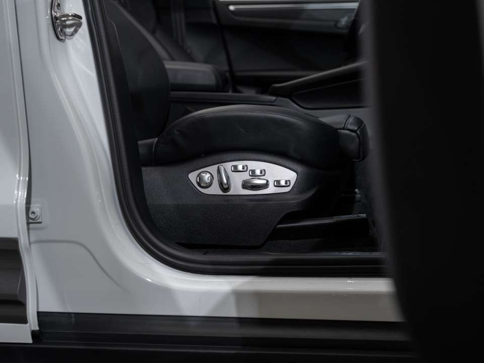 2024 Porsche Macan T thumb 36