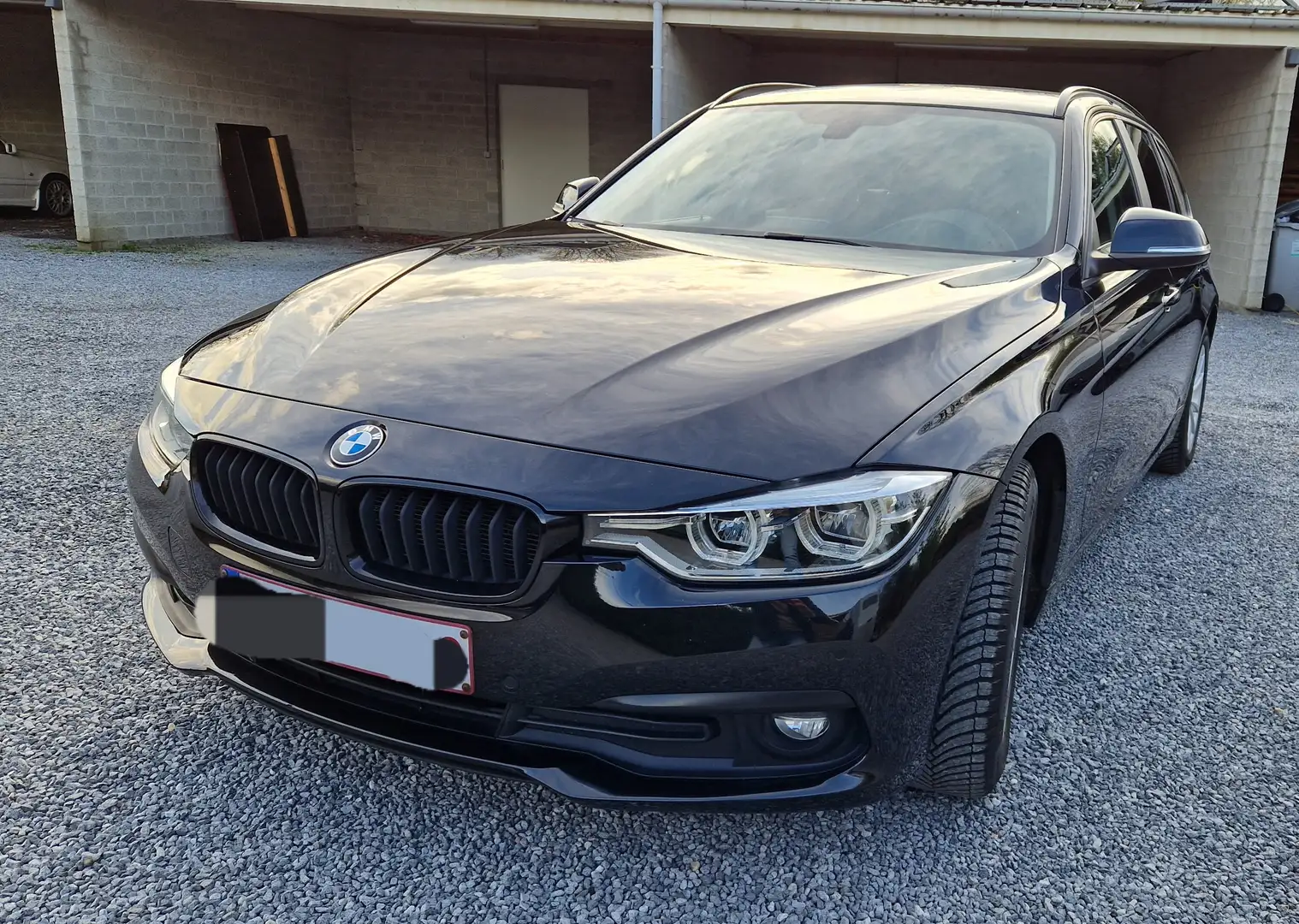 BMW 316 316d Touring Aut. crna - 2