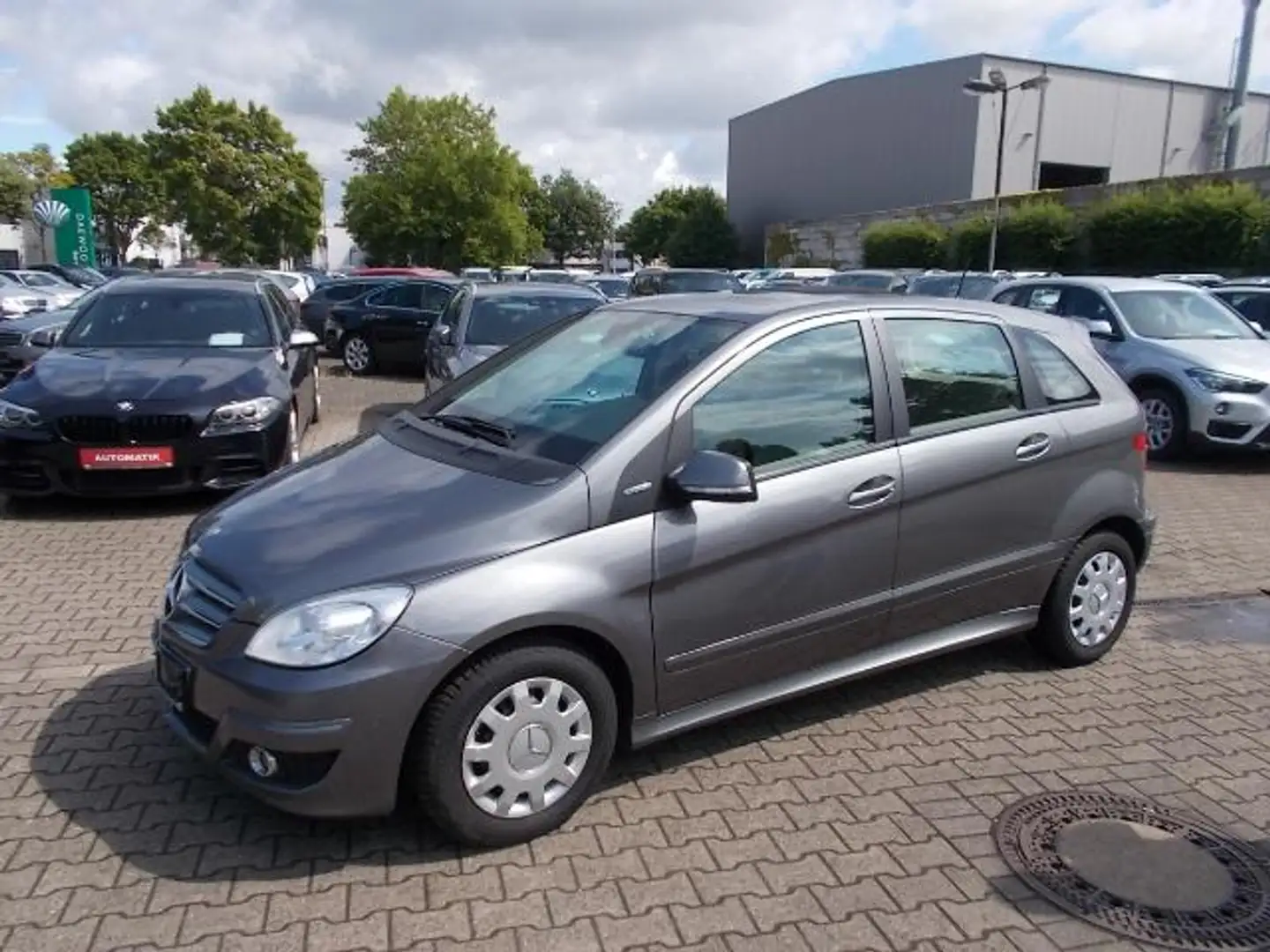 Mercedes-Benz B 180 PanoDach Navi Park Ass. Allwetter Gris - 1