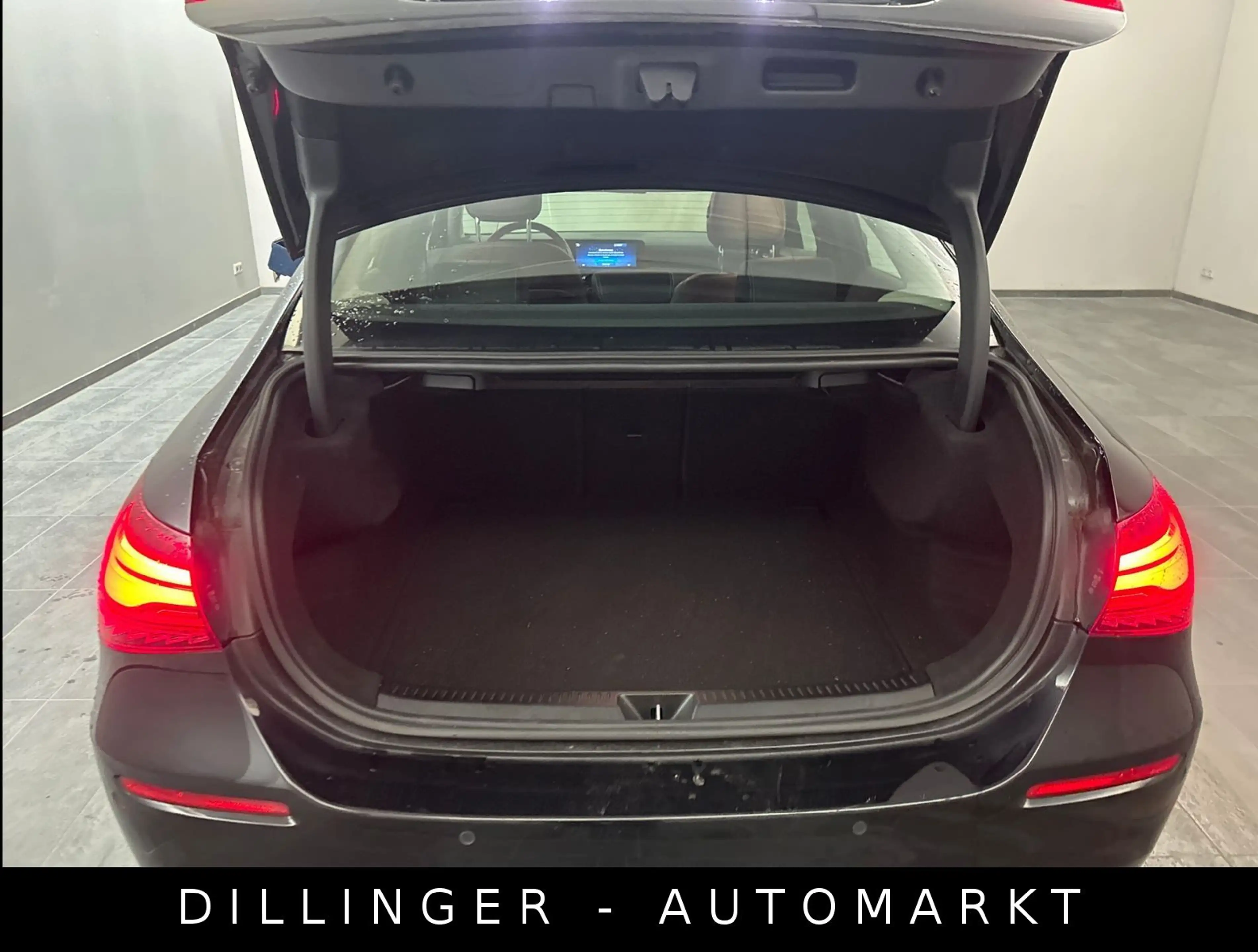 Mercedes-Benz A 180 Limousine AUTOMATIK LED Nav Kamera Temp. — photo 9