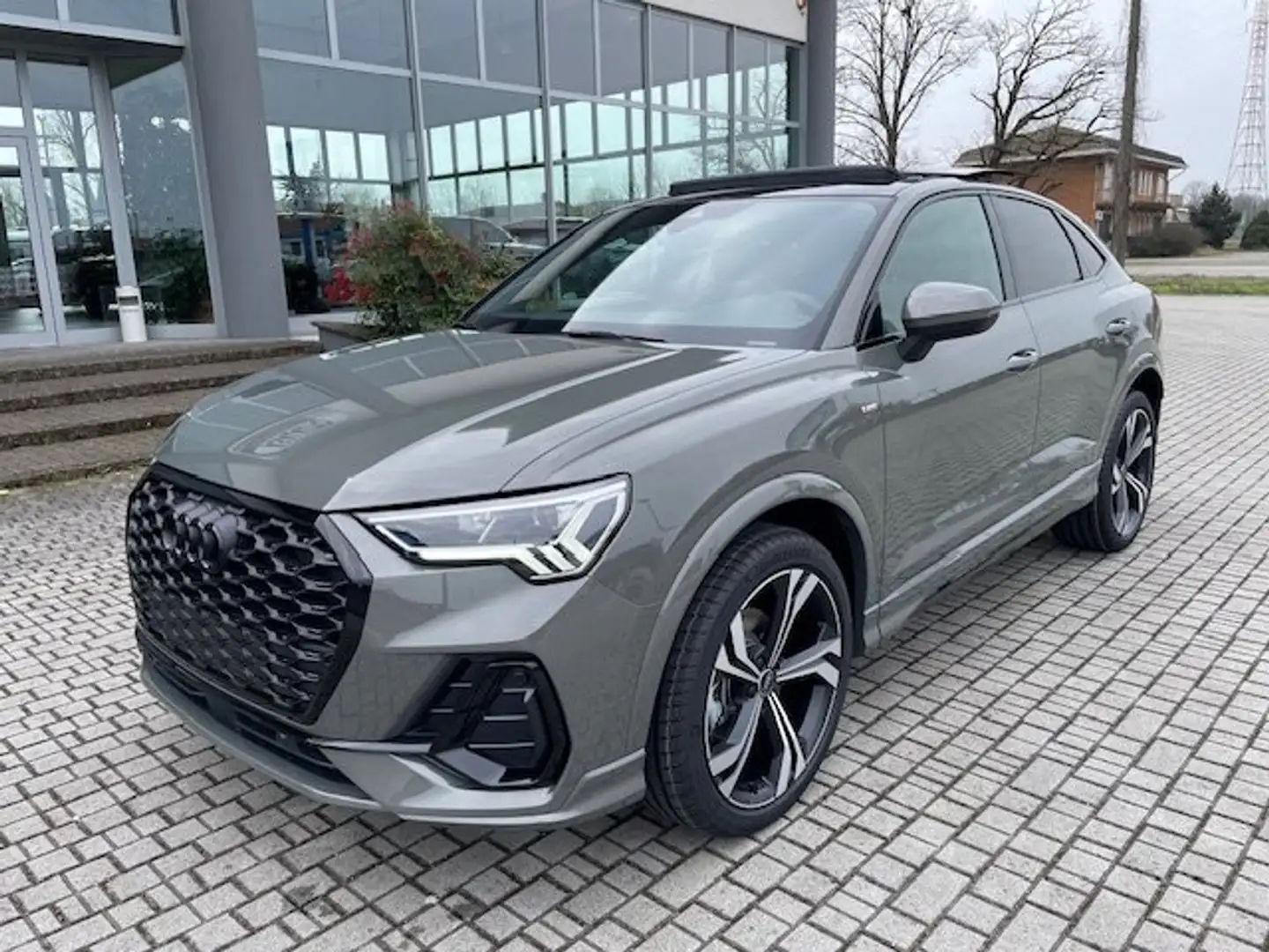 Audi Q3 SPB Sportback 35 TDI S tronic S Line KM.0 TETTO/20 Šedá - 2