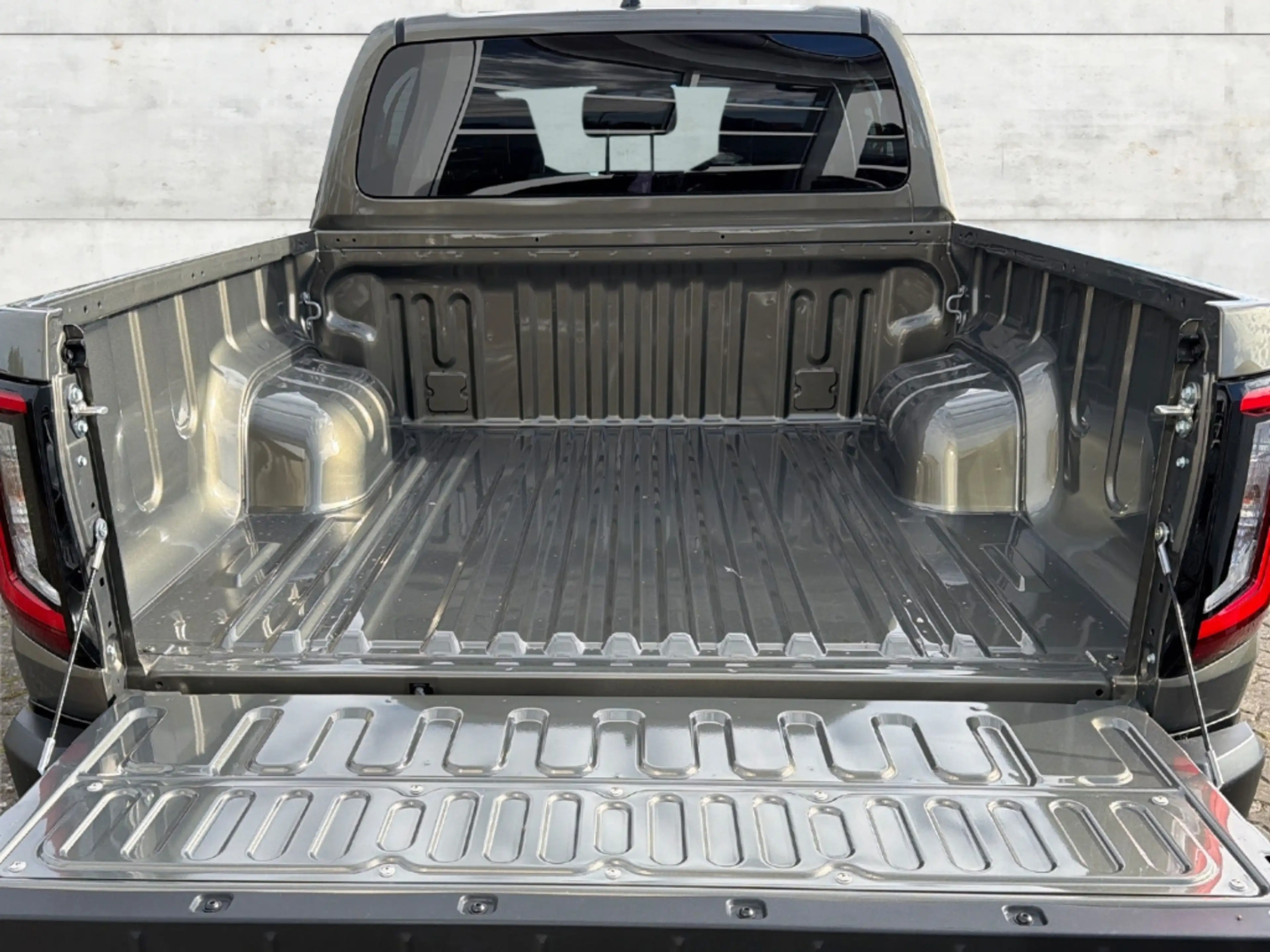 Toyota Hilux Double Cab Executive 2,8-l-D-4D, 150 kW (204 PS) M — photo 8