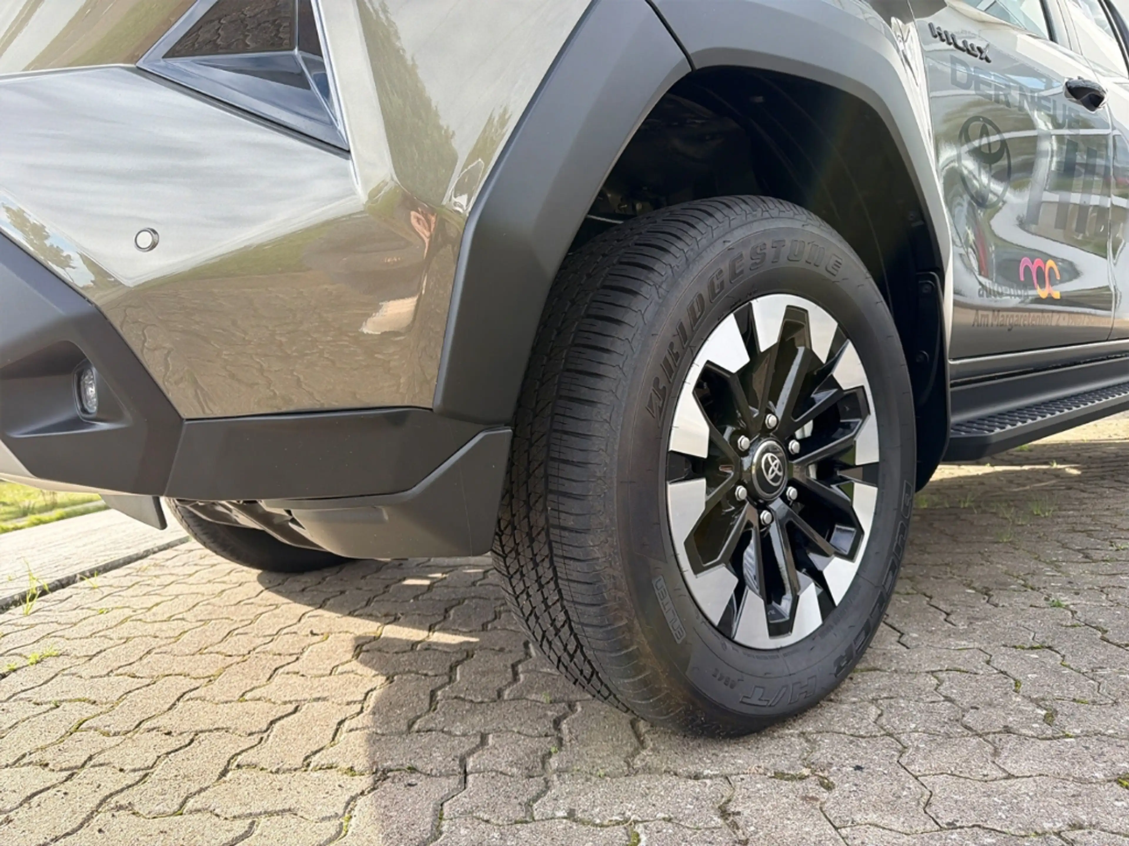 Toyota Hilux Double Cab Executive 2,8-l-D-4D, 150 kW (204 PS) M — photo 6