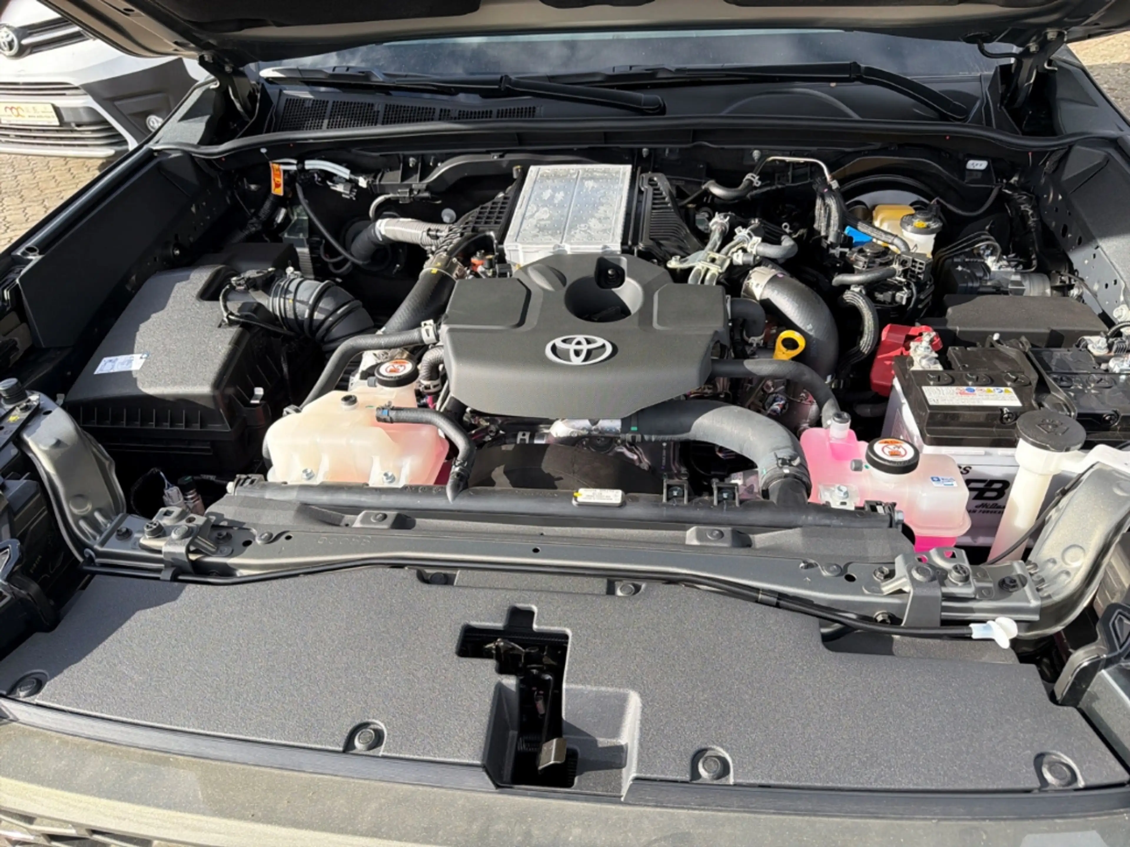 Toyota Hilux Double Cab Executive 2,8-l-D-4D, 150 kW (204 PS) M — photo 7
