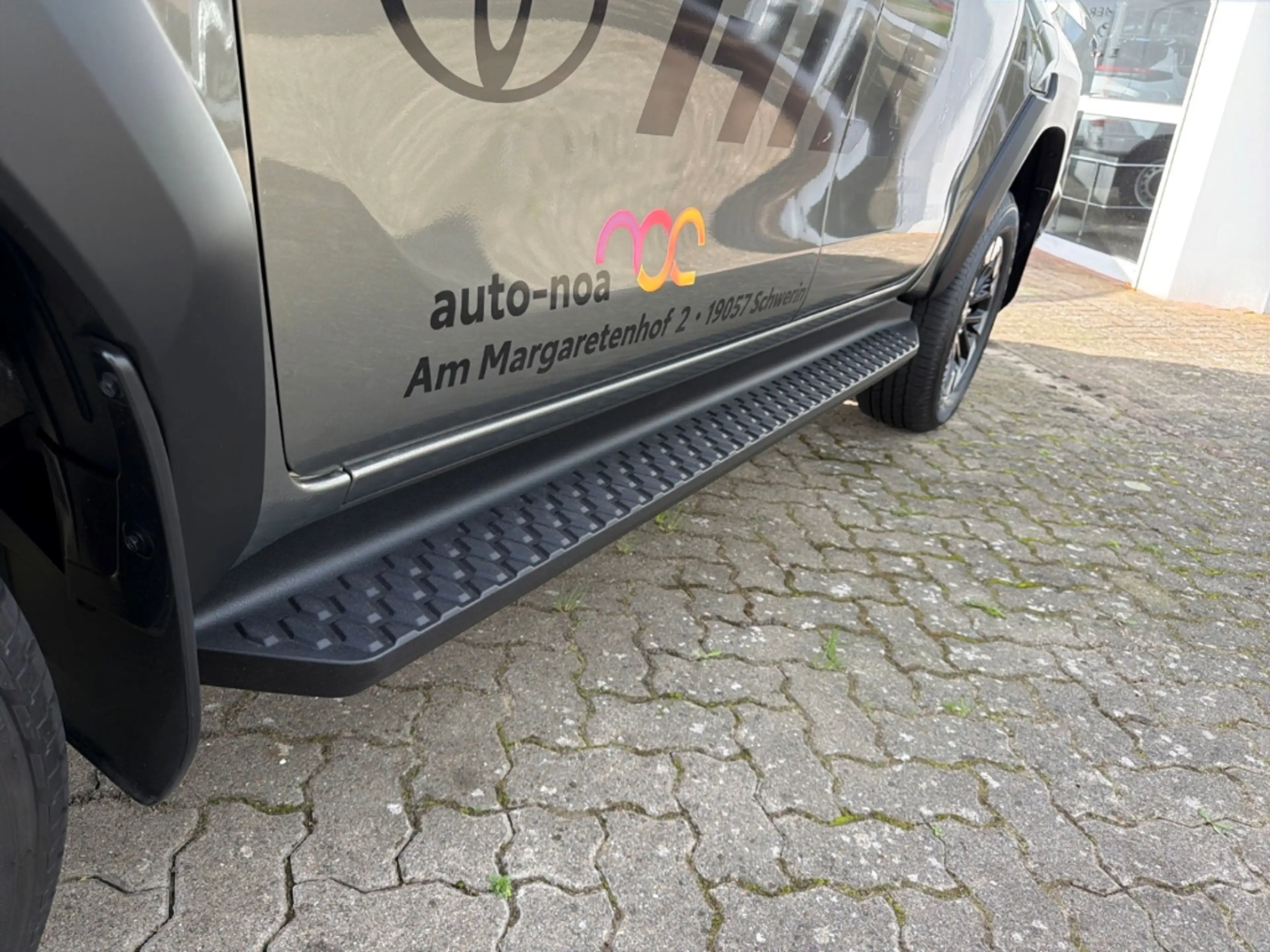 Toyota Hilux Double Cab Executive 2,8-l-D-4D, 150 kW (204 PS) M — photo 14