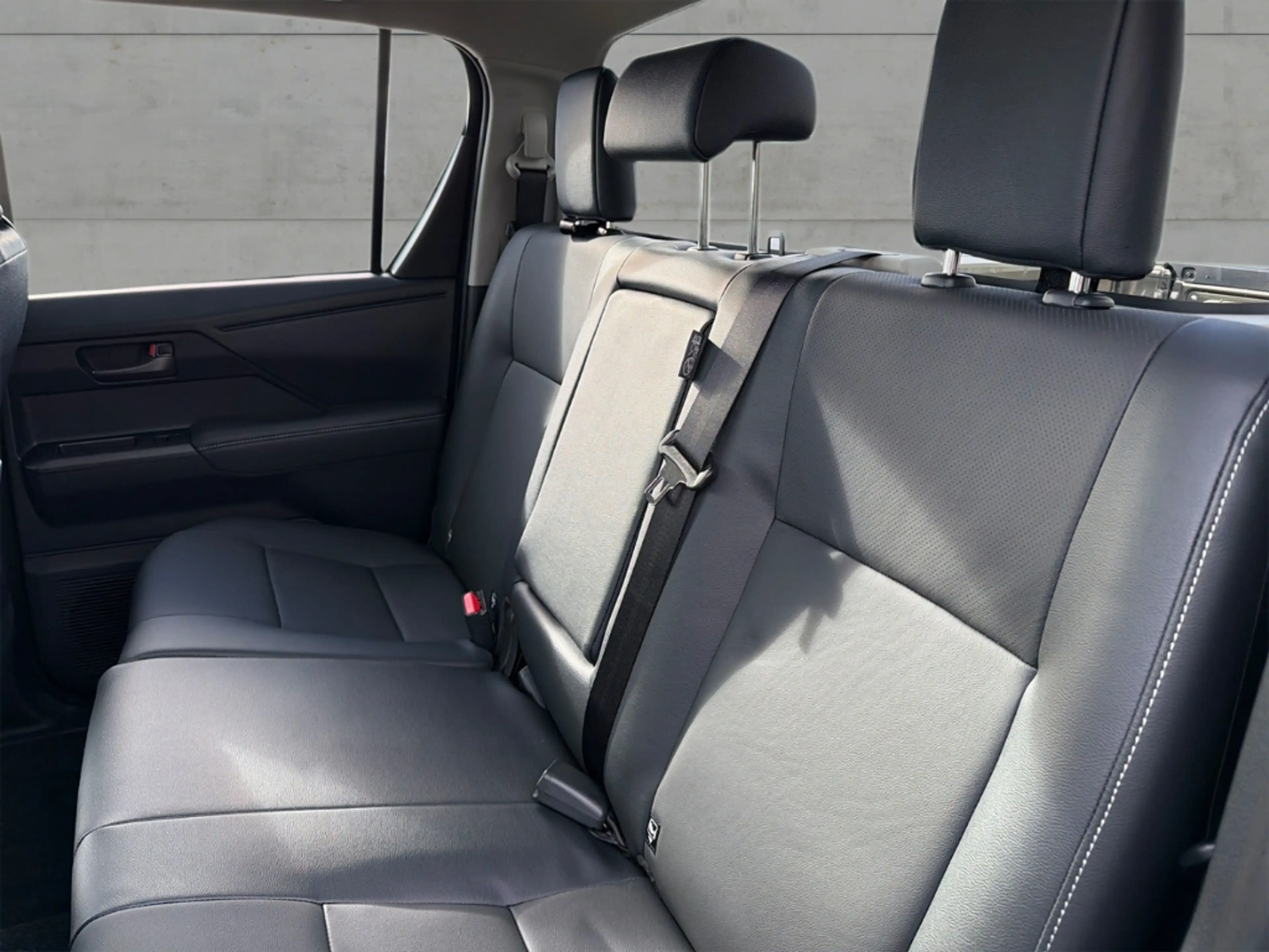Toyota Hilux Double Cab Executive 2,8-l-D-4D, 150 kW (204 PS) M — photo 9