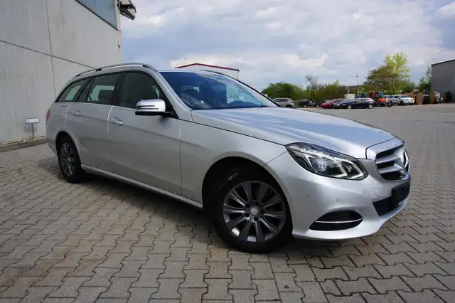 Mercedes-Benz E 220 2.1CDI Automatik Pano Navi LED PDC SHZ 2Hd