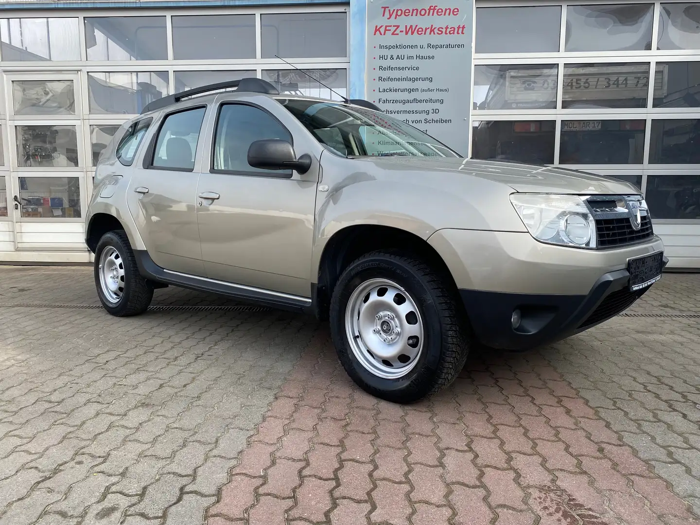 Dacia Duster 1.6 16V , 2.Hand, AHK, HU/AU neu Grau - 2