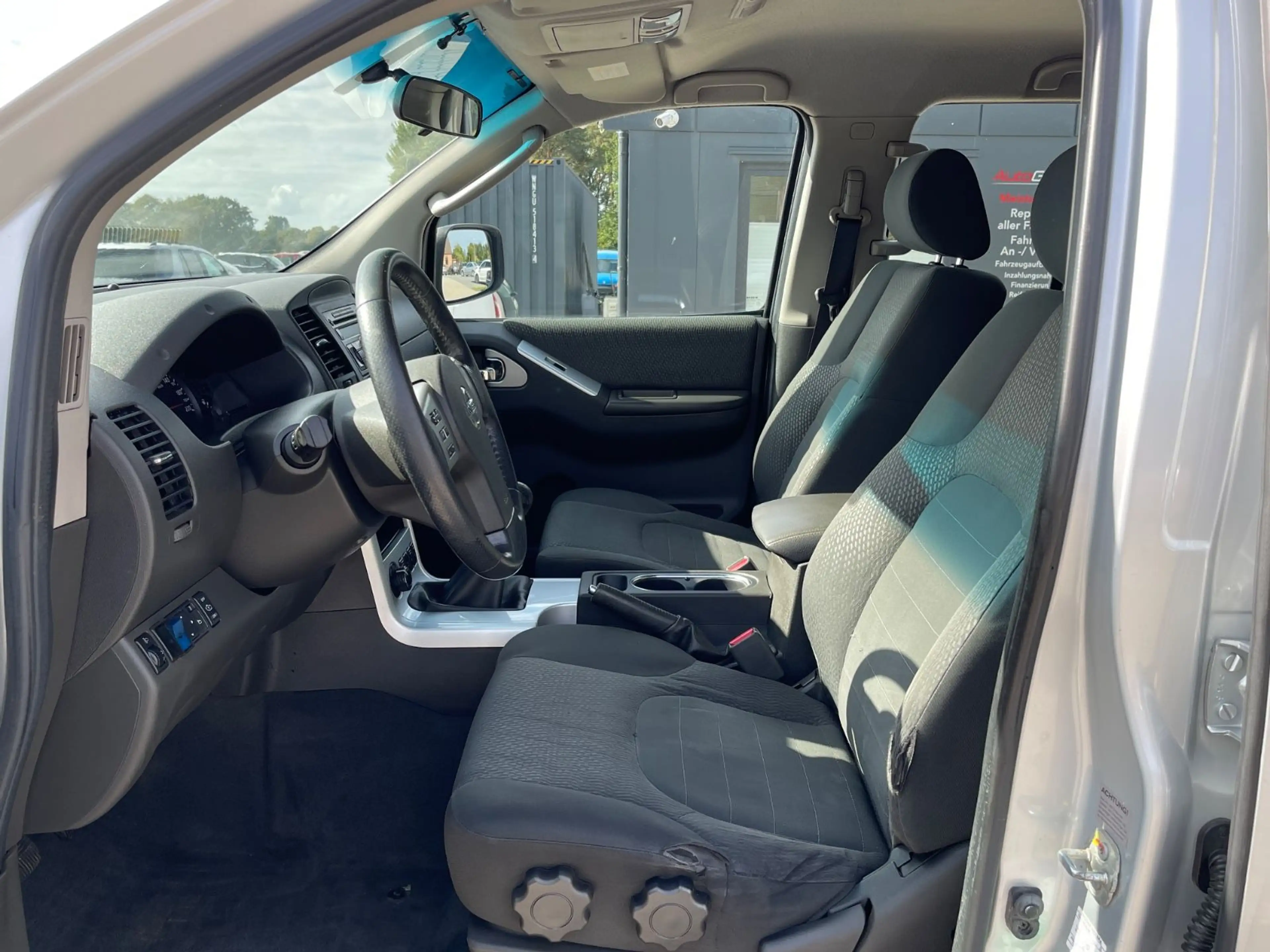 Nissan Navara Pickup Double Cab SE 4X4 AHK Hardtop — photo 10