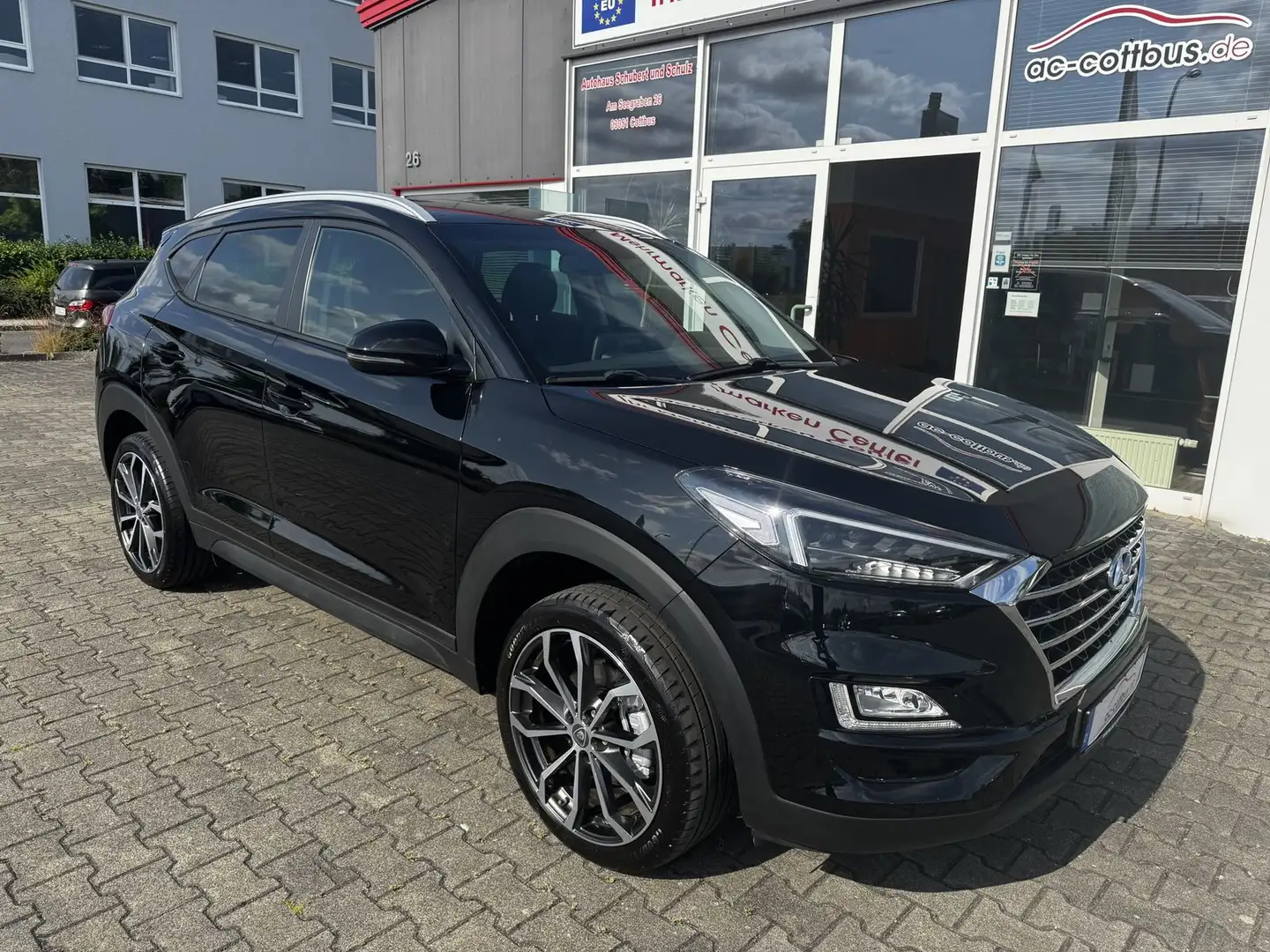 Hyundai TUCSON 1.6 GDI Style Navi LED Shzg Temp Alu Top! Schwarz - 1
