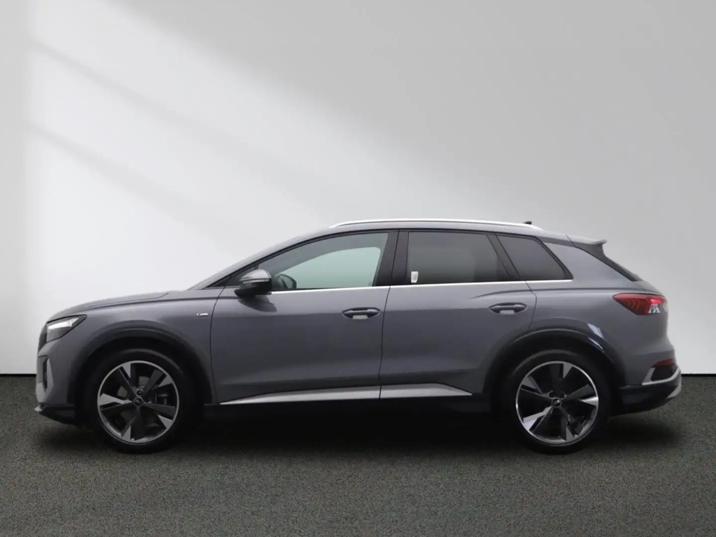 Audi Q4 e-tron 35 MMI LED S line Assistenz-Paket Grijs - 2