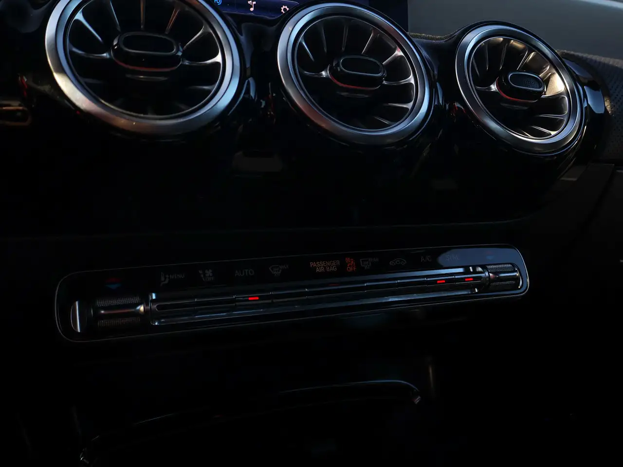 Mercedes-Benz CLA снимка Mercedes-Benz CLA