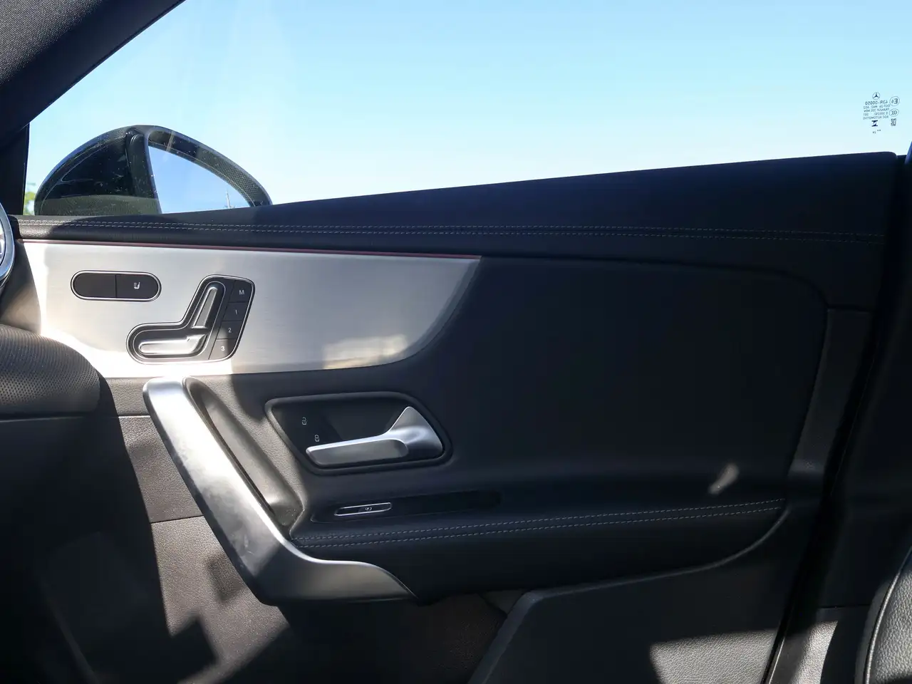 Mercedes-Benz CLA снимка Mercedes-Benz CLA