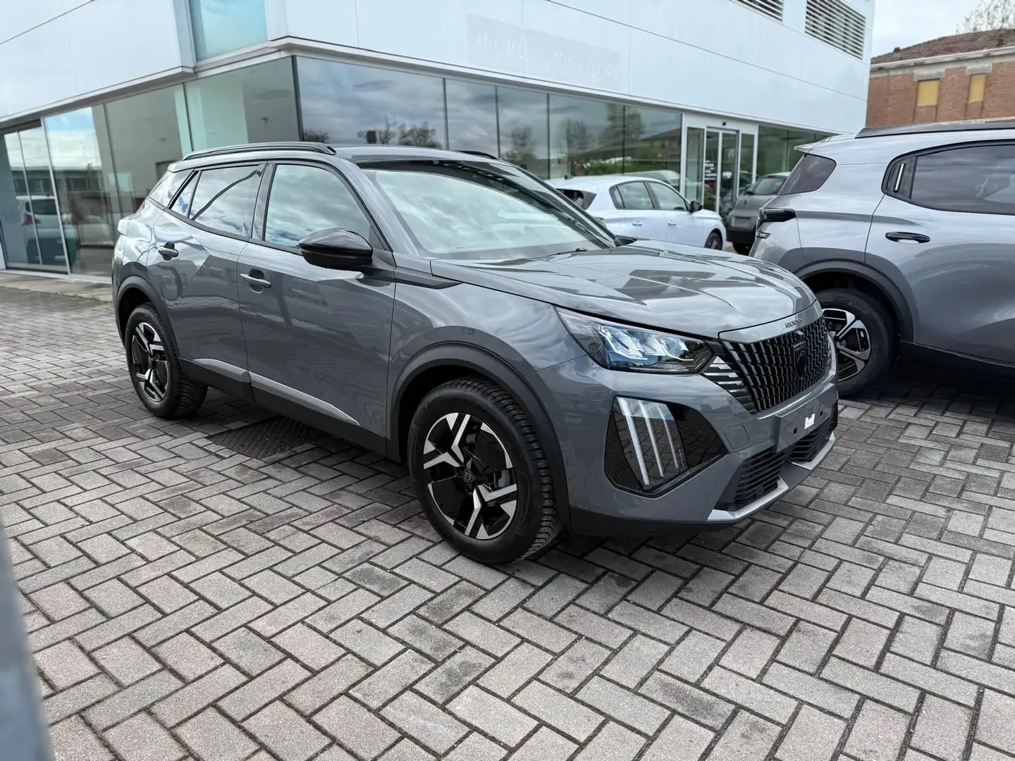 Peugeot 2008 PureTech 100 S&S Allure Grau - 1