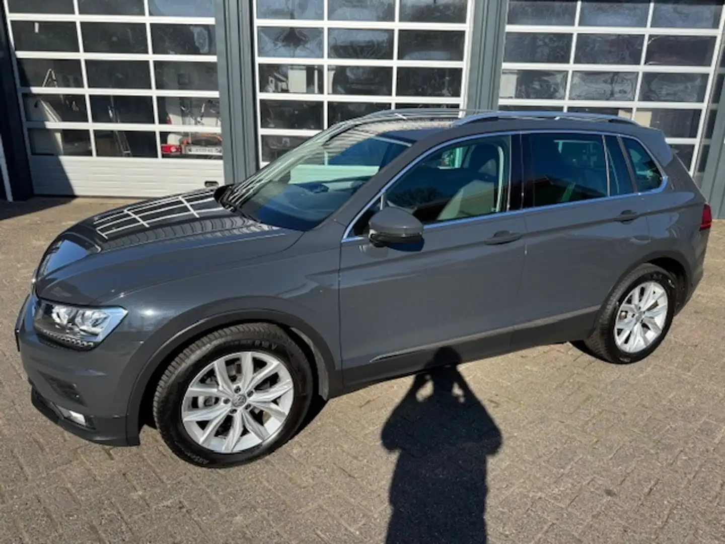 Volkswagen Tiguan 1.4 TSI CL Bns * trekhaak * apple carplay * All In Grau - 2