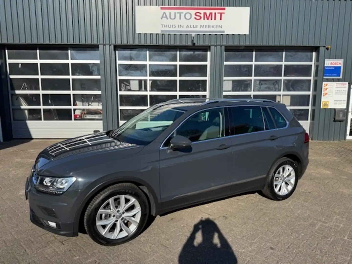 Volkswagen Tiguan 1.4 TSI CL Bns * trekhaak * apple carplay * All In Grau - 1