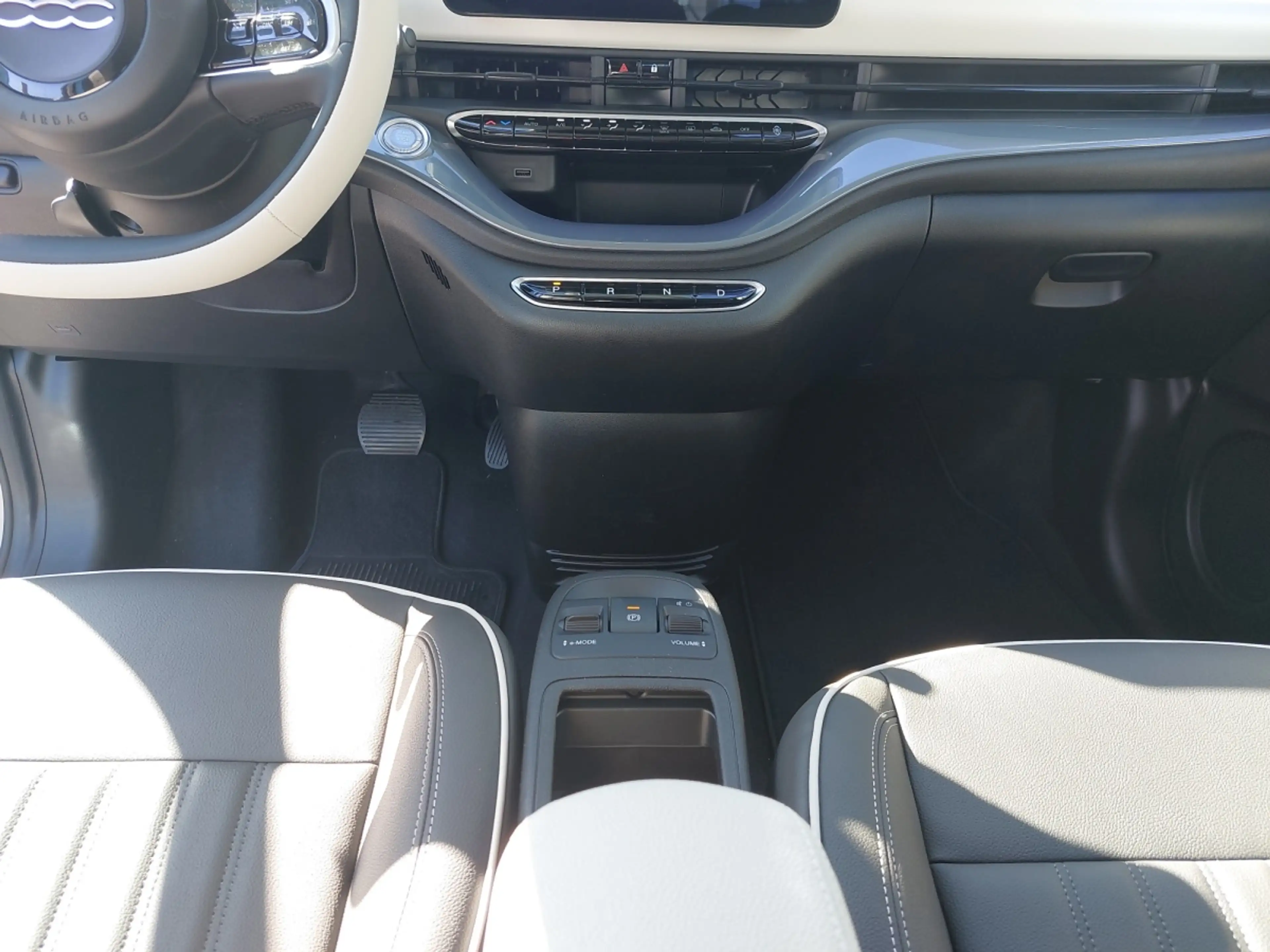 Fiat 500e Hatchback La Prima 42kWh — photo 9