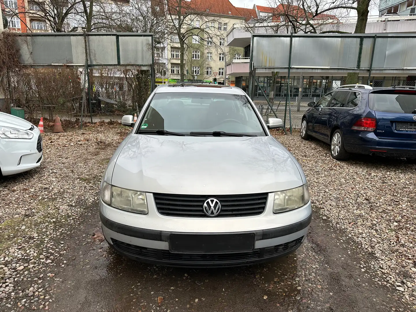 Volkswagen Passat 1.6 Trendline Srebrny - 2