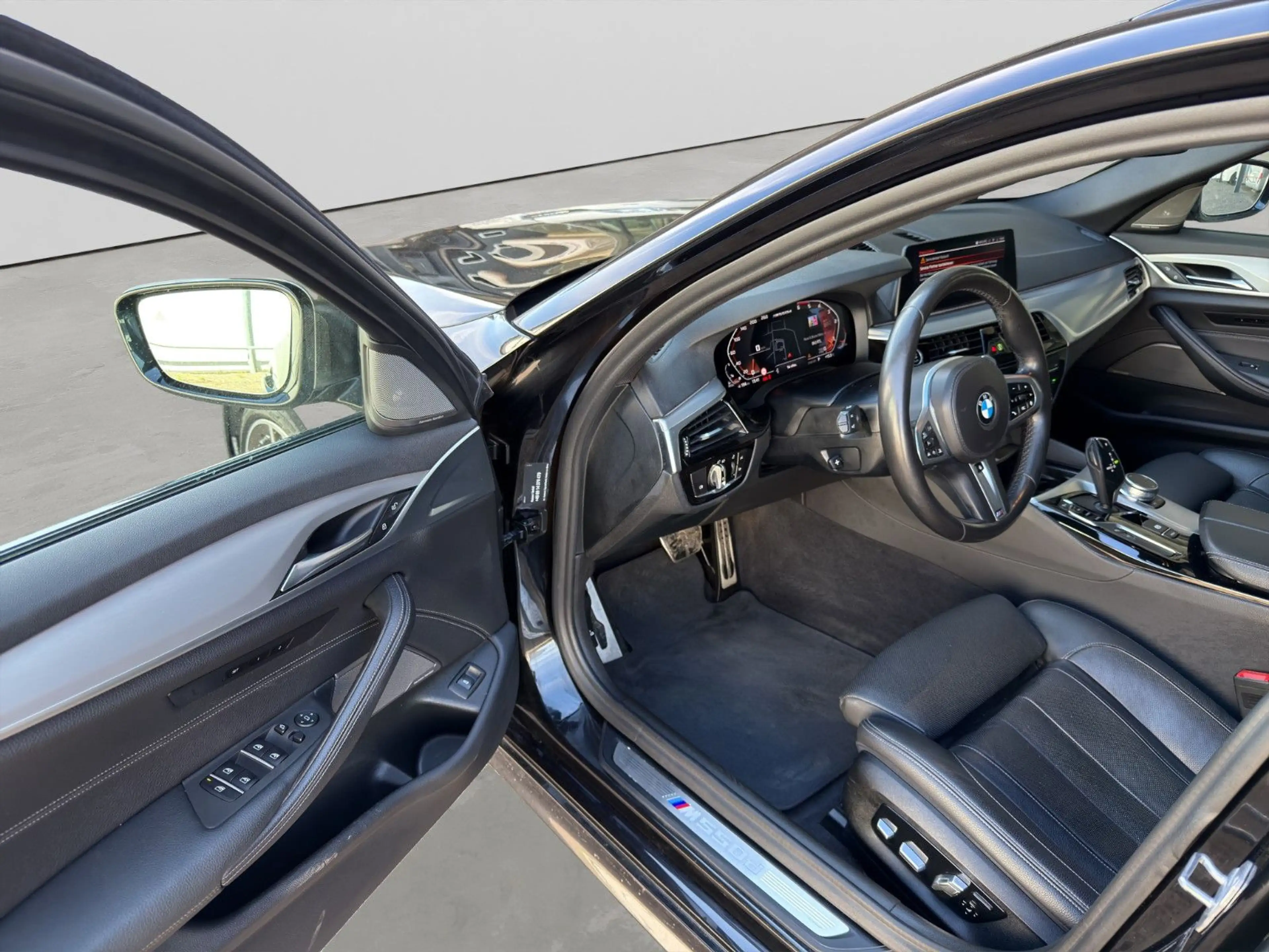 BMW 550 Touring 3.0d PANO APP LED H&K lück.Historie — photo 11