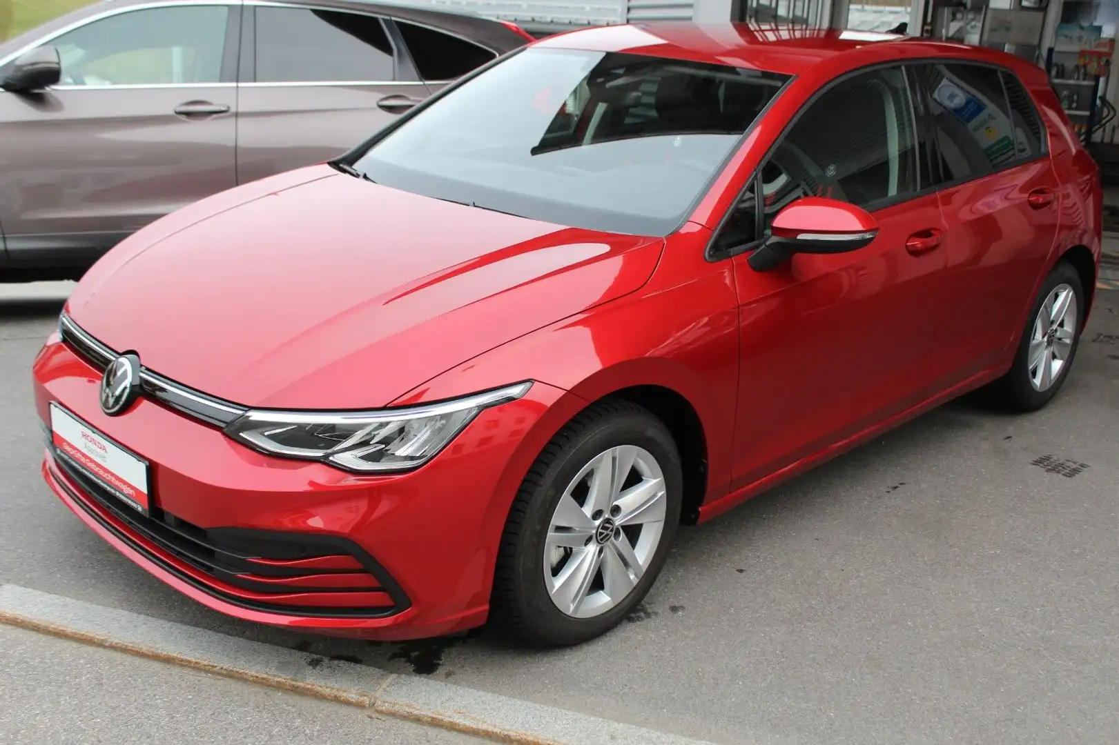 Volkswagen Golf VIII Lim. Life 1.5 eTSI Privacy DSG Rot - 1