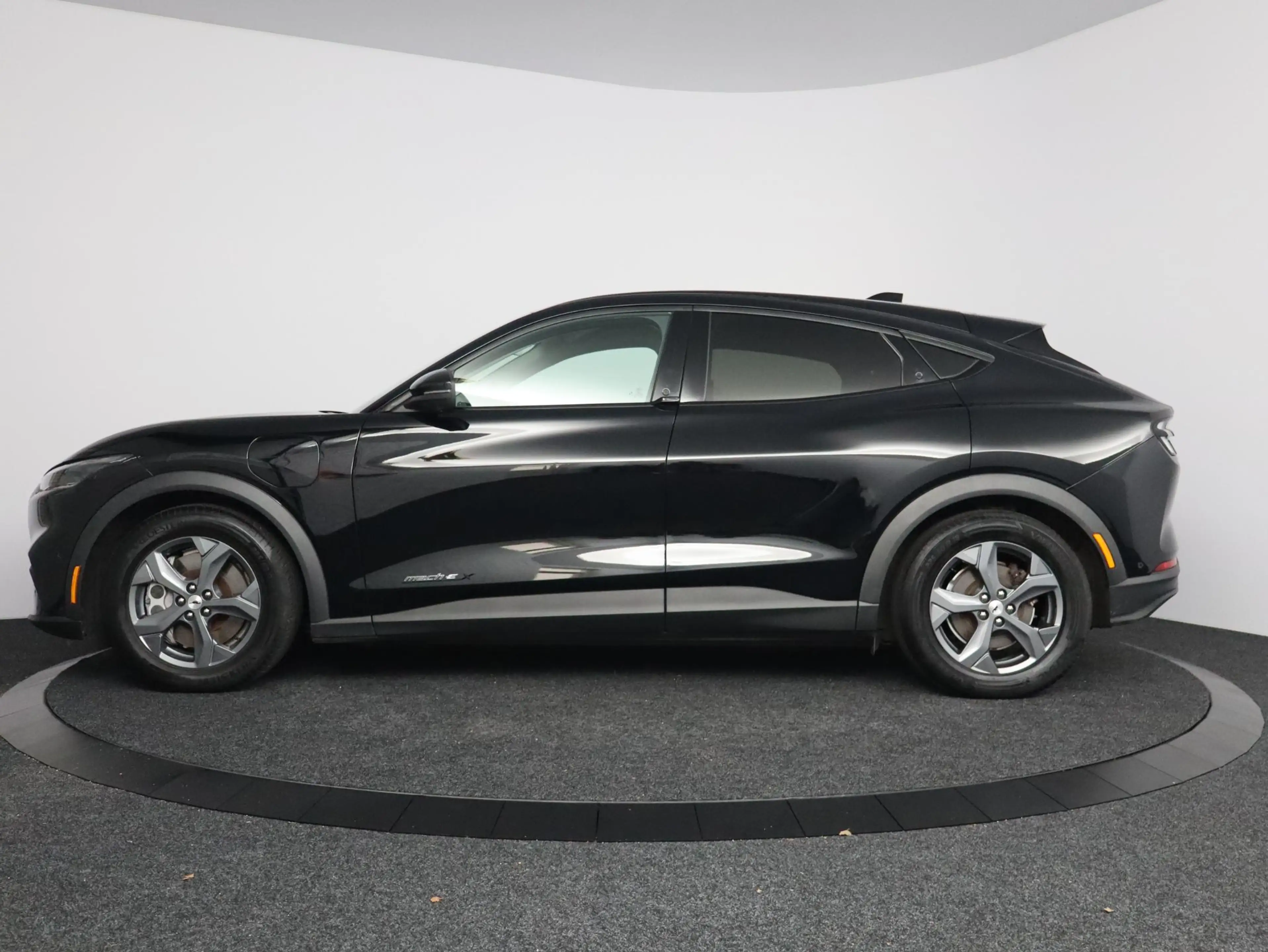 Ford Mustang Mach-E Extended RWD 98 kWh — photo 12