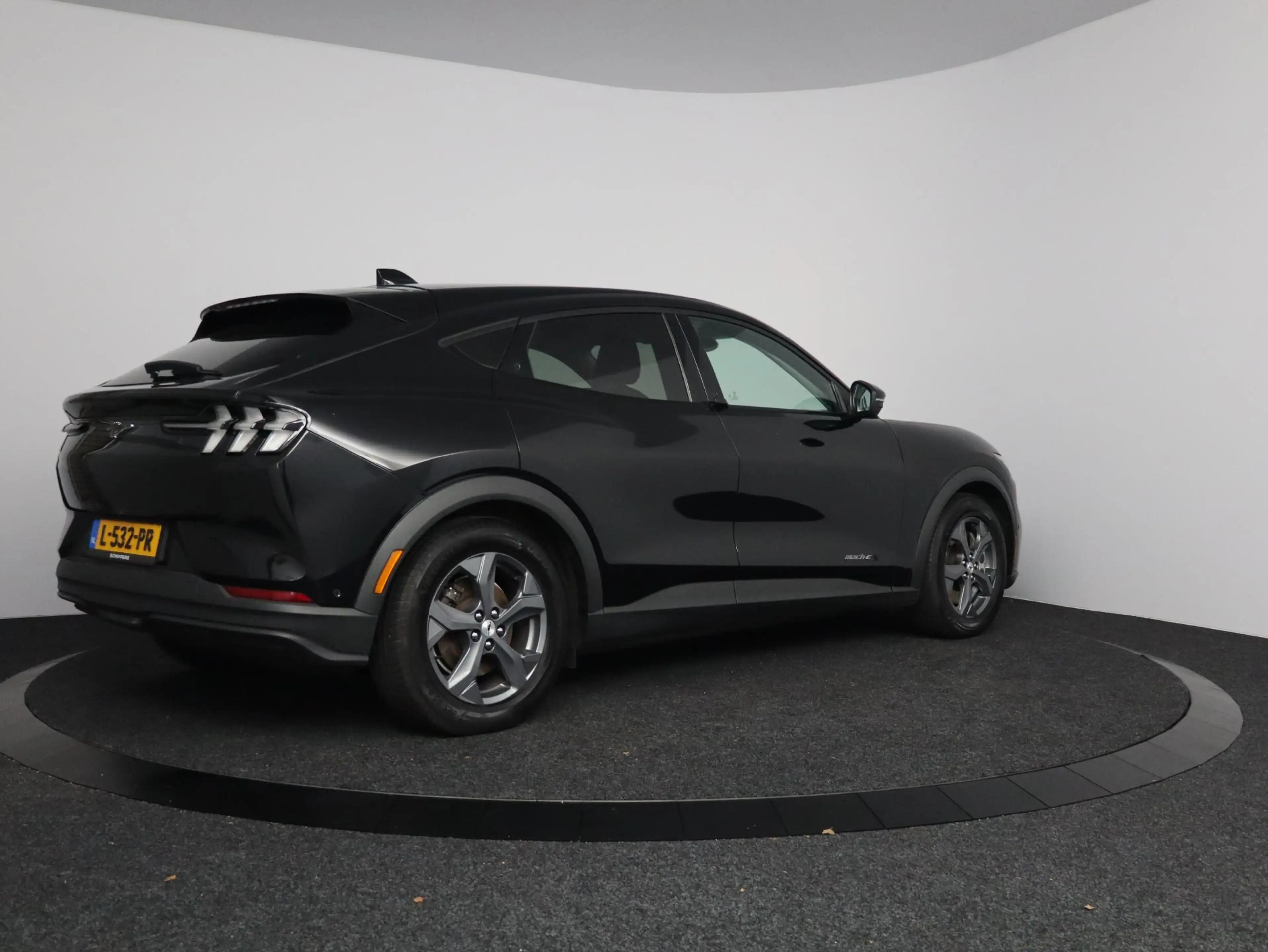 Ford Mustang Mach-E Extended RWD 98 kWh — photo 8