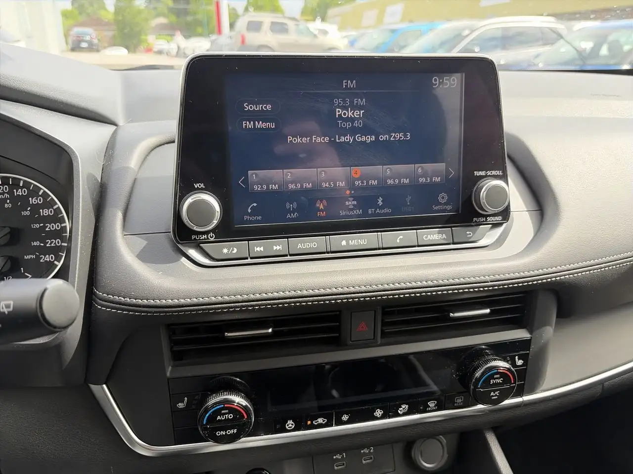 Nissan Rogue снимка Nissan Rogue