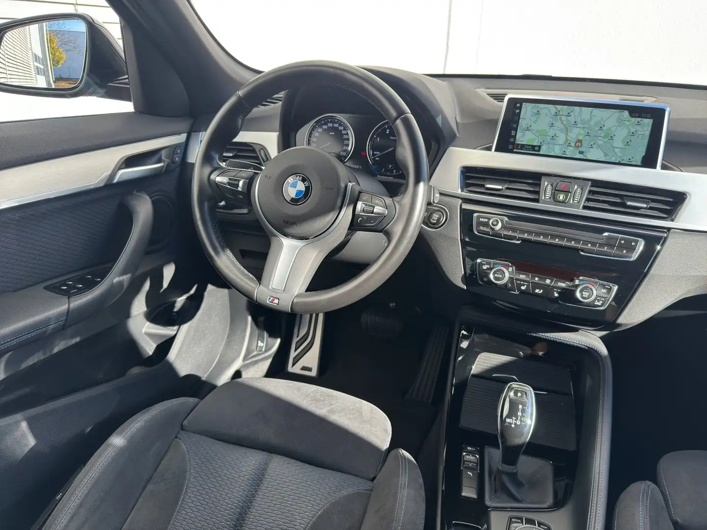 BMW X1 sDrive20d M Sport LED Navi HUD AHK ParkAs SHZ Grau - 2