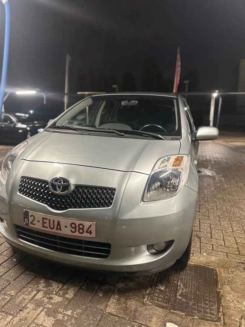 Toyota Yaris 1.3i VVT-i 16v Linea Sol Gris - 1