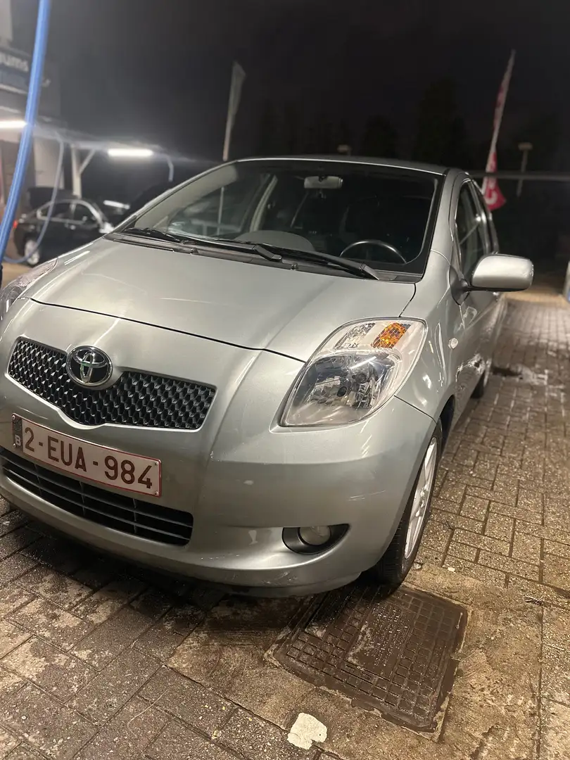 Toyota Yaris 1.3i VVT-i 16v Linea Sol Gris - 2