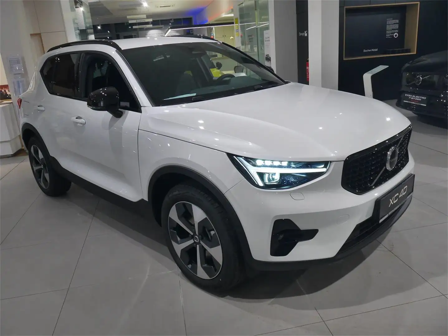 Volvo XC40 B3 Geartr. Plus Dark Weiß - 2