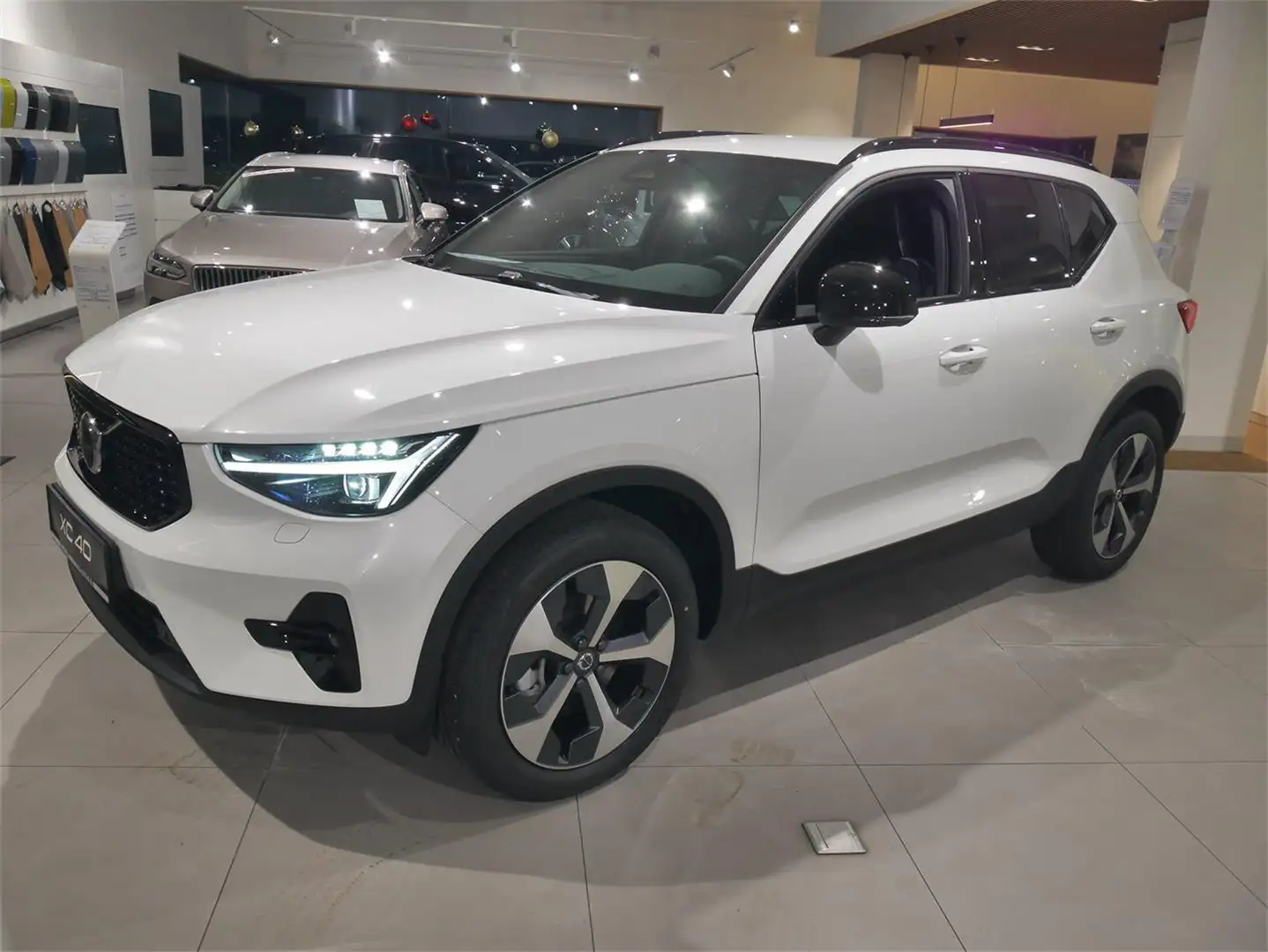 Volvo XC40 B3 Geartr. Plus Dark Weiß - 1