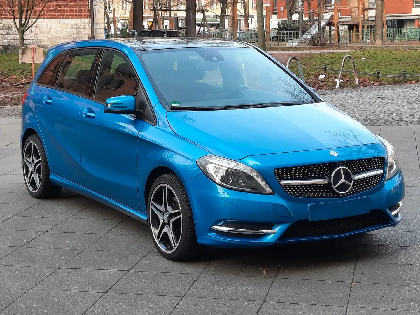 Mercedes-Benz B 200 Sportpaket Automatik Pano Navi Ahk Xenon Blau - 2