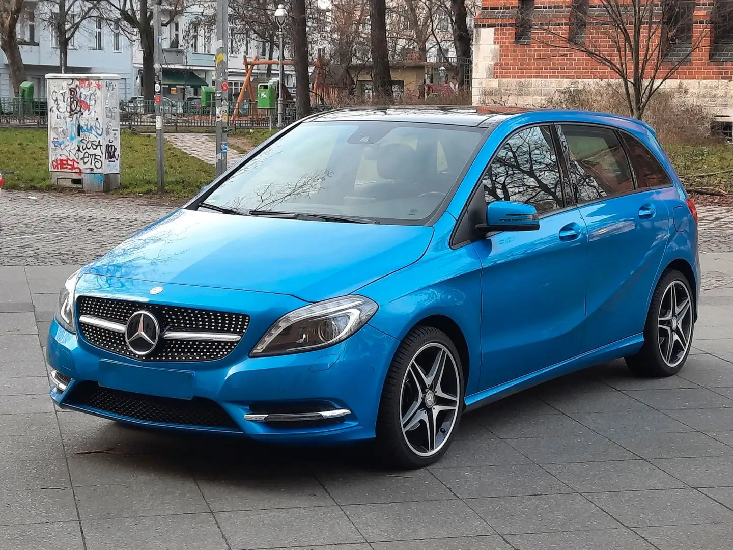 Mercedes-Benz B 200 Sportpaket Automatik Pano Navi Ahk Xenon Blau - 1