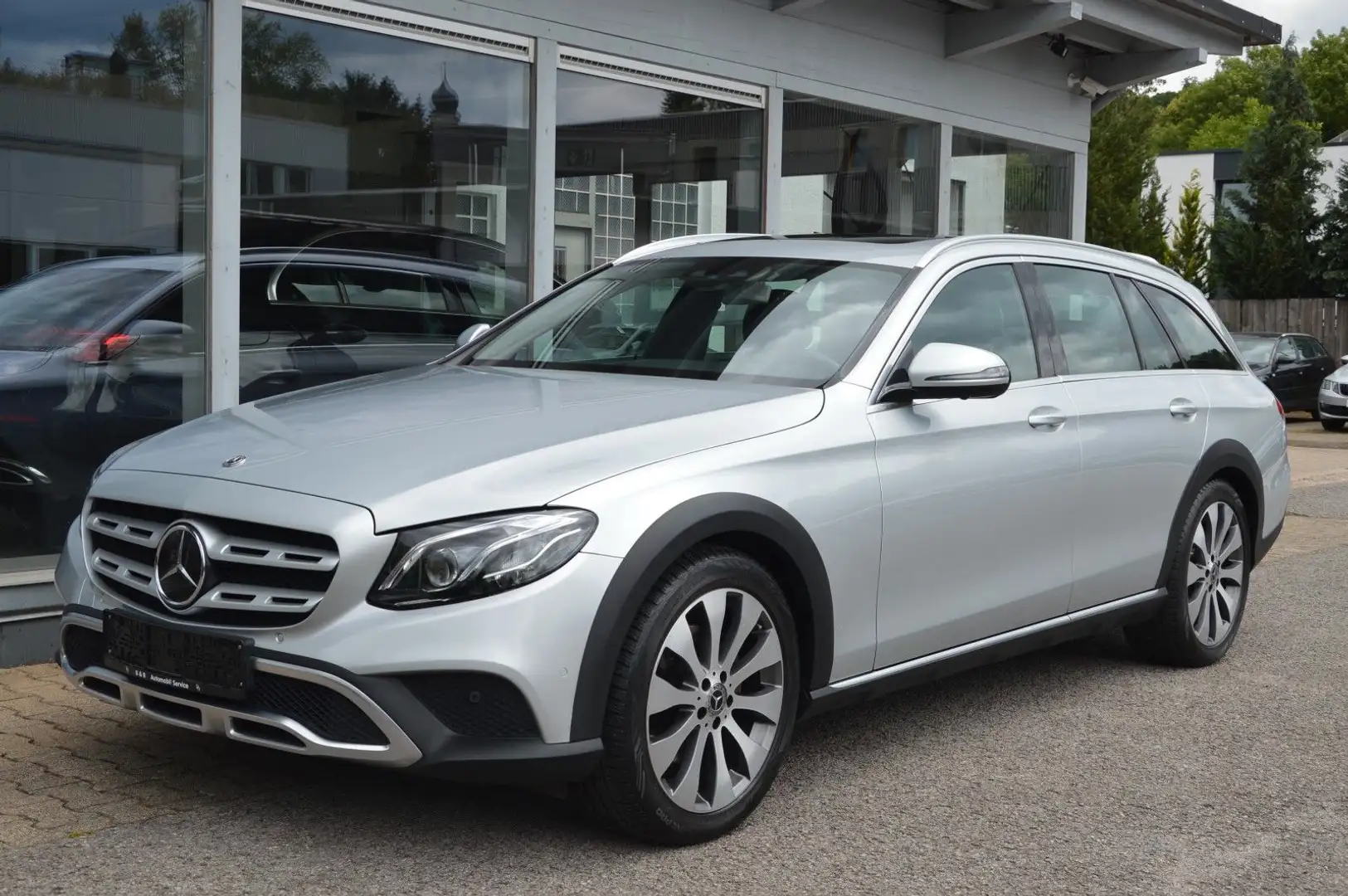 Mercedes-Benz E 220 d 4Matic All-Terrain*AHK*LED*DAB*360*DISTR Silber - 1