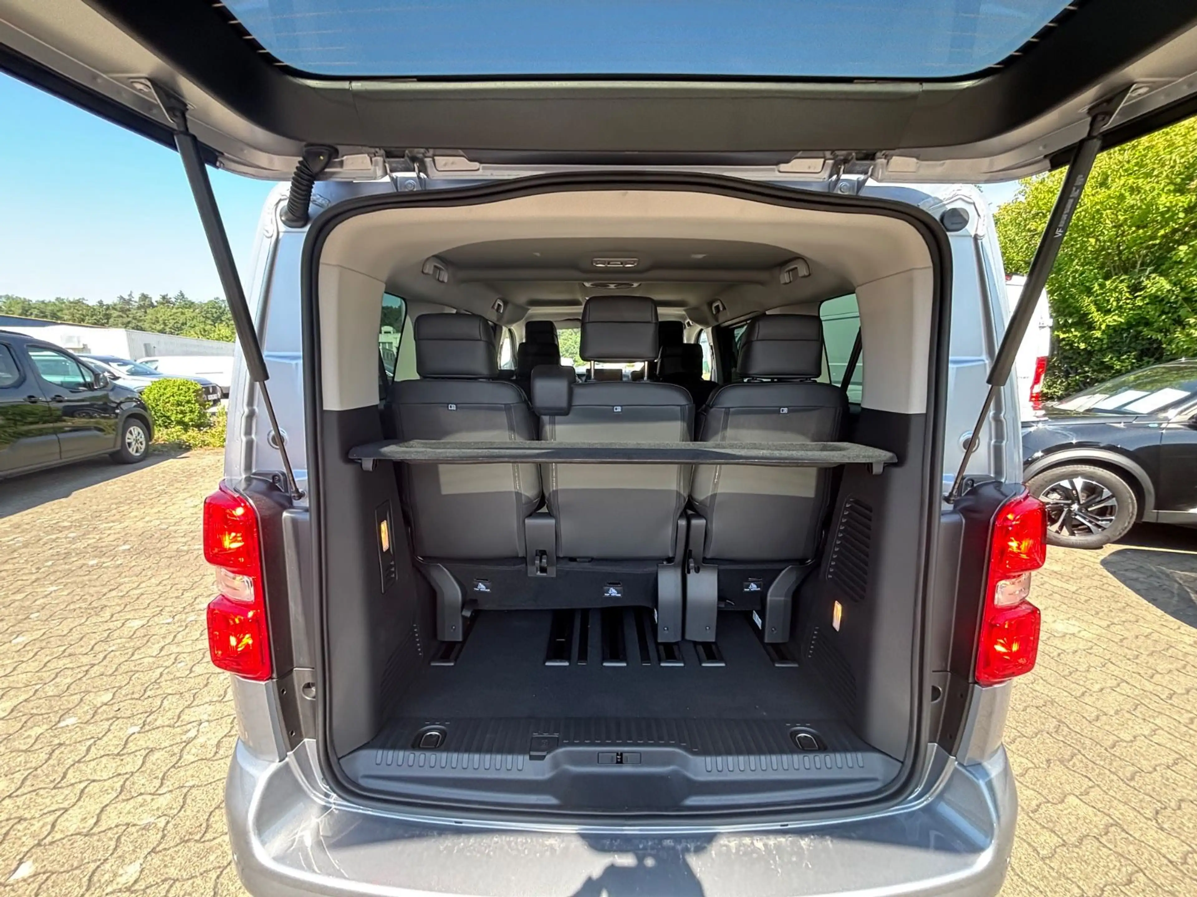 Peugeot Traveller L2 2.0 BlueHDi 180 EAT8 Allure — photo 7