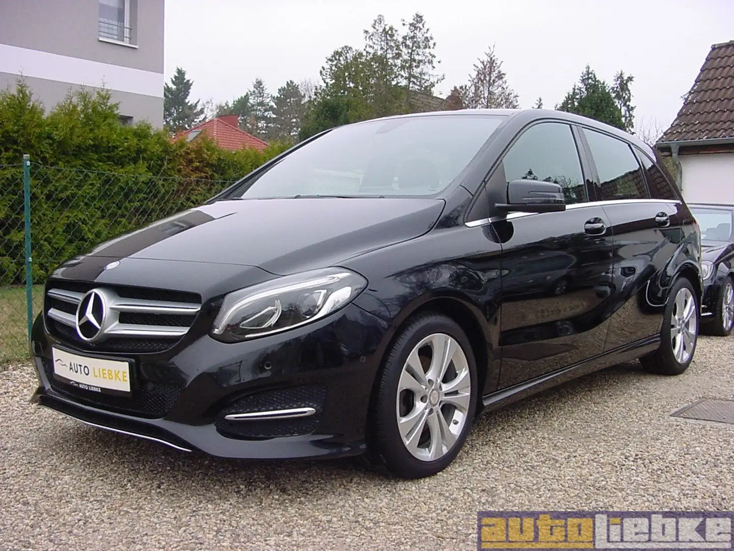 Mercedes-Benz B 180 URBAN AUTOM,LED,NAVI,KLIMA,SHZ,PARK-ASS,GRA,BT Noir - 1