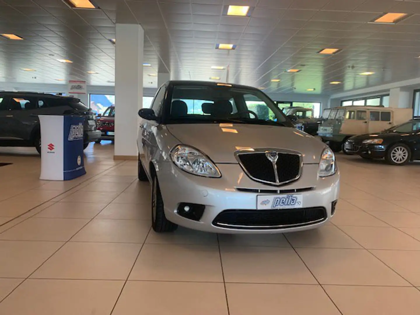 Lancia Ypsilon Ypsilon 1.4 16V MomoDesign Argento - 2
