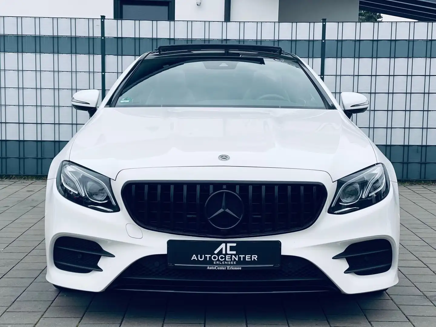 Mercedes-Benz E 300 Coupe AMG Line WIDE-PANO-MULTI BEAM-KAMERA Weiß - 2
