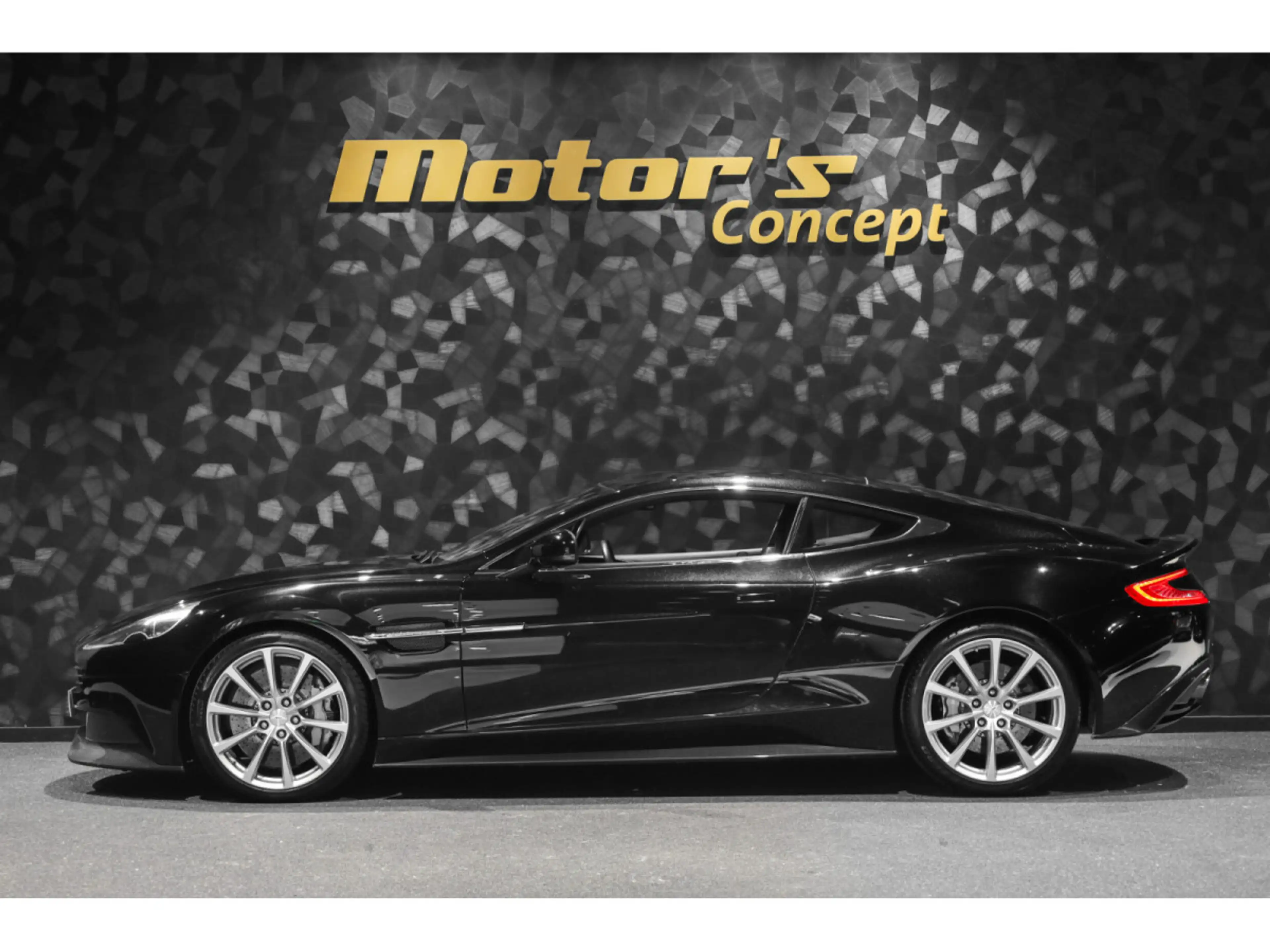 Aston Martin Vanquish 6.0 V12 — photo 2