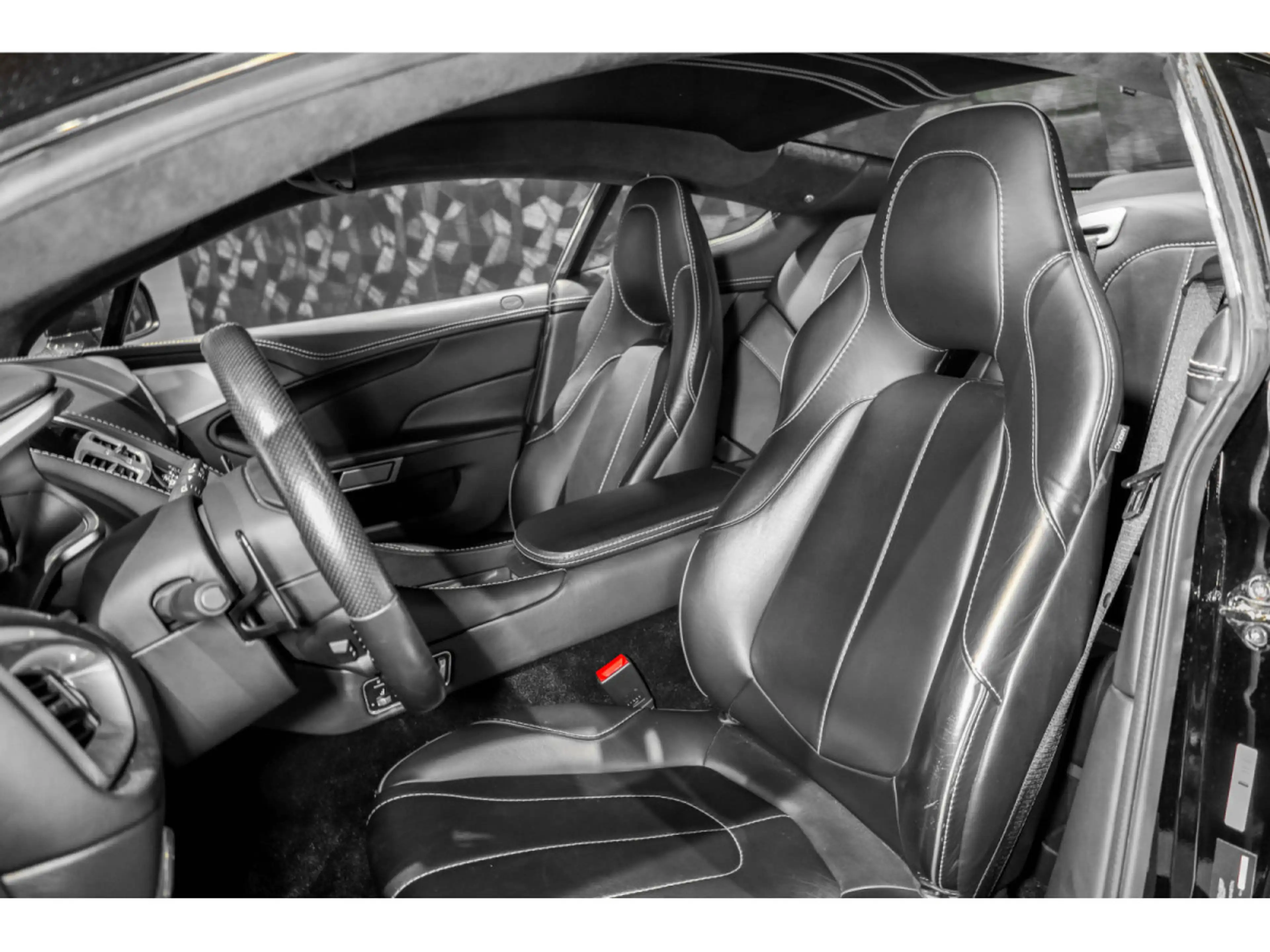 Aston Martin Vanquish 6.0 V12 — photo 11