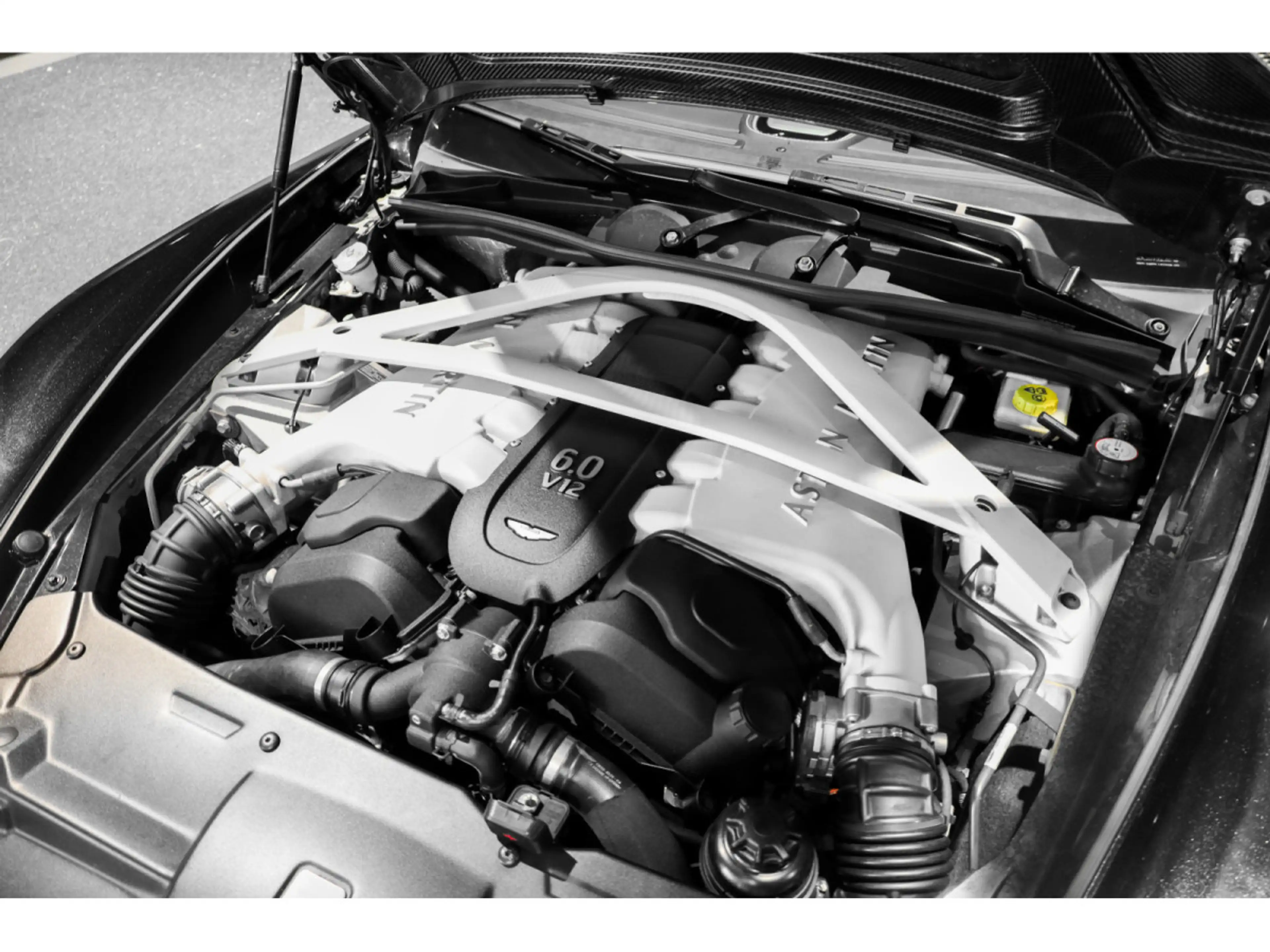 Aston Martin Vanquish 6.0 V12 — photo 8