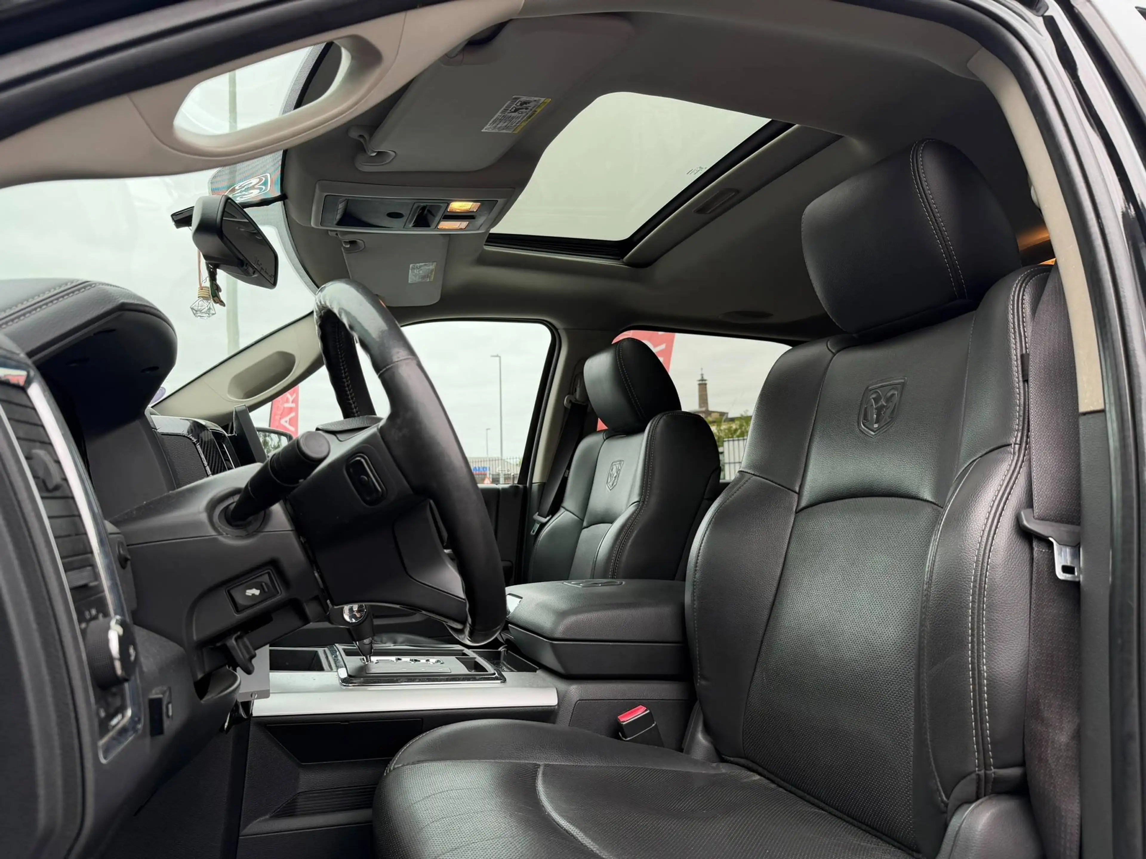 Dodge RAM 5.7 HEMI / LARAMIE / LPG / 4X4 / TREKHAAK / AIRCO / CARPLAY — photo 9
