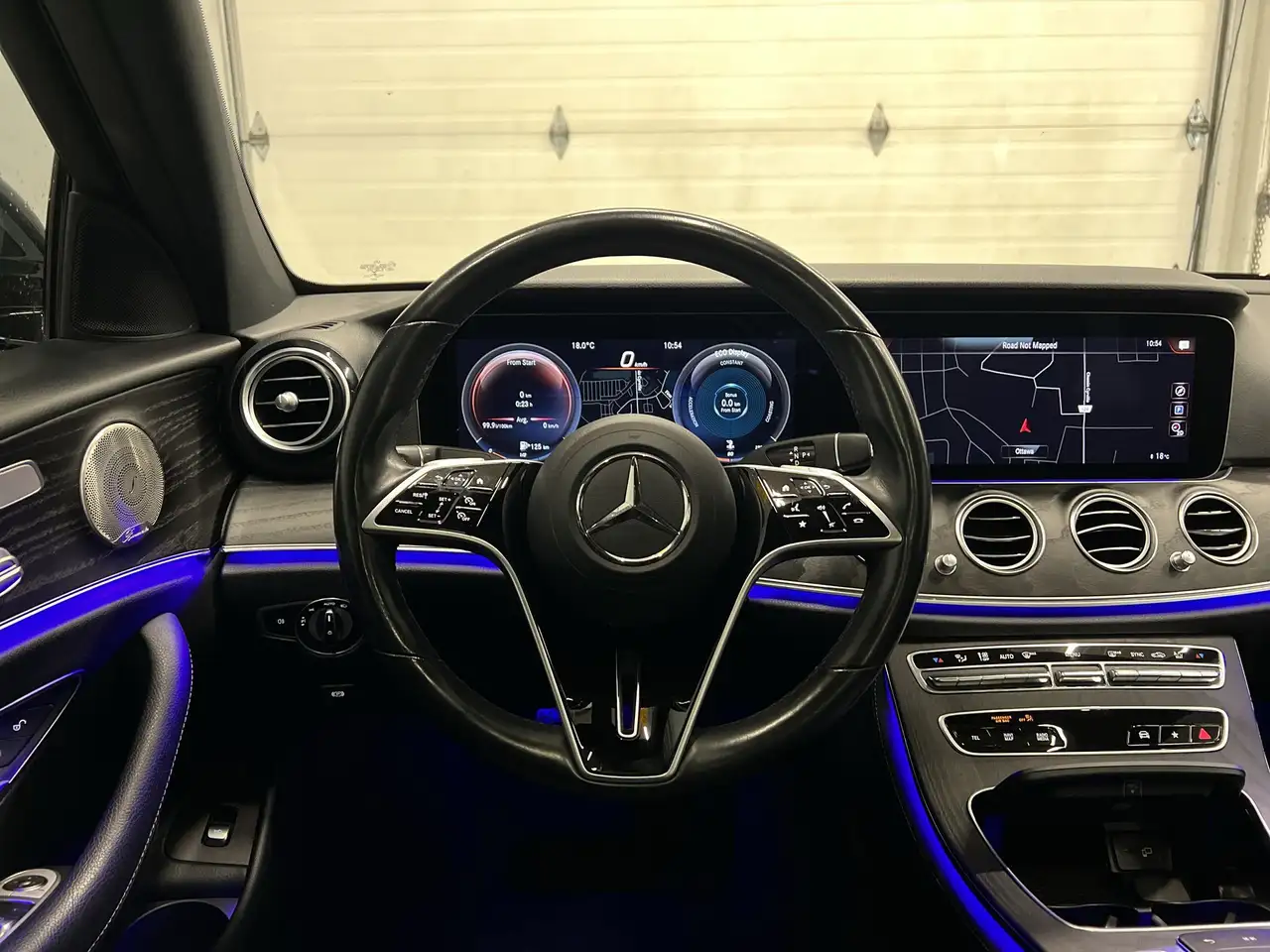 Mercedes-Benz E-Class снимка Mercedes-Benz E-Class