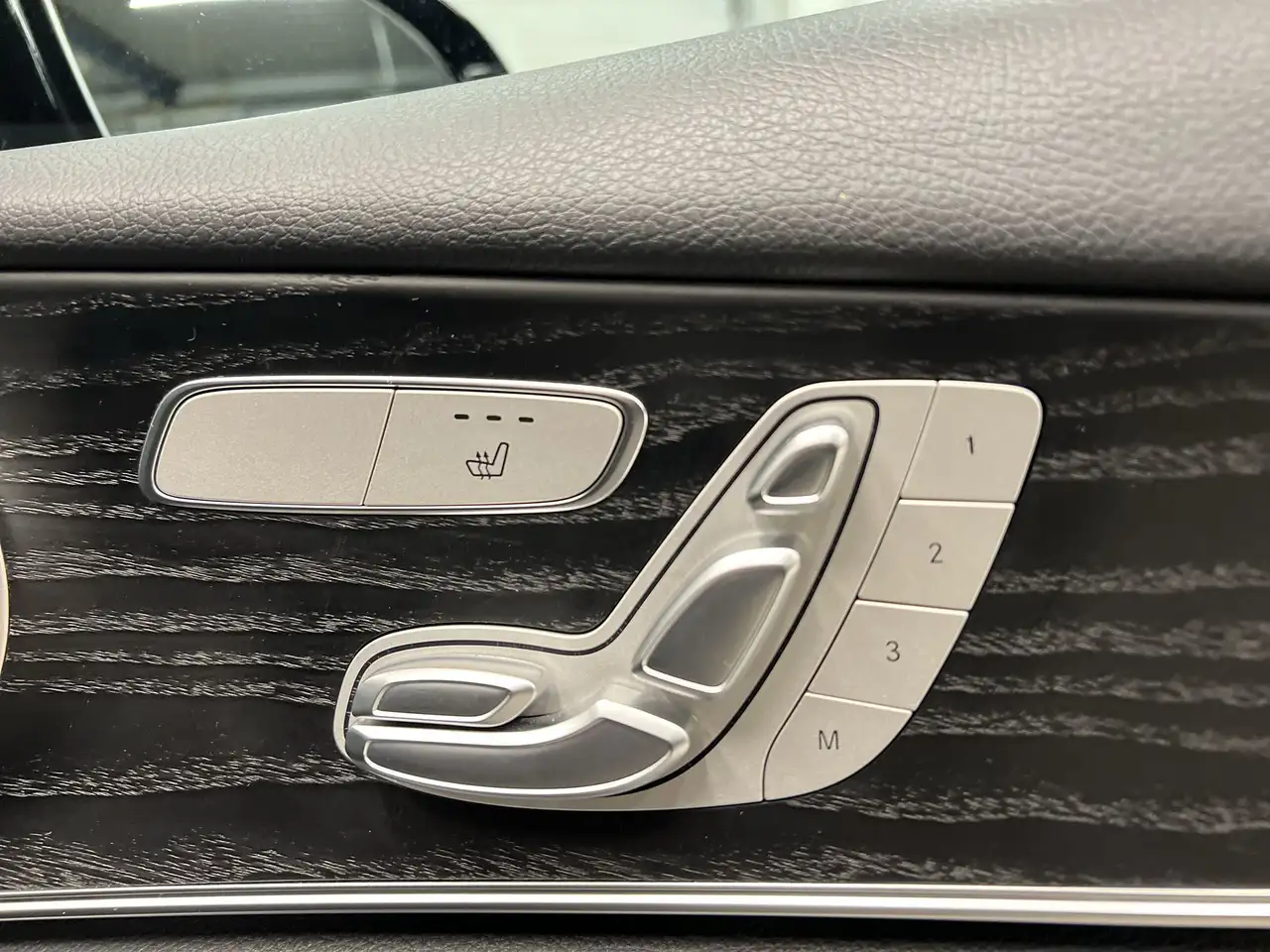 Mercedes-Benz E-Class снимка Mercedes-Benz E-Class