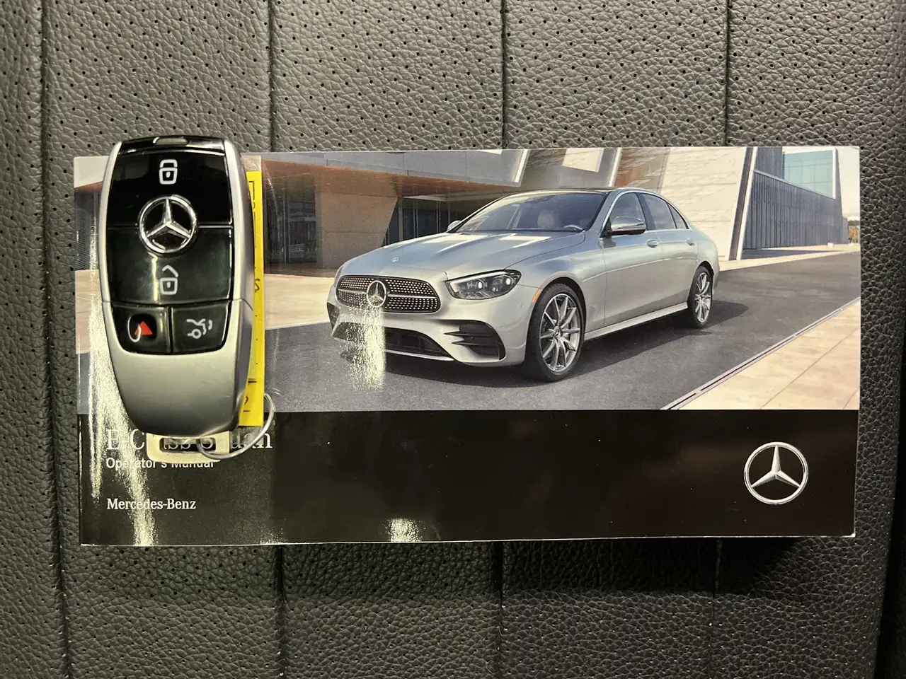 Mercedes-Benz E-Class снимка Mercedes-Benz E-Class