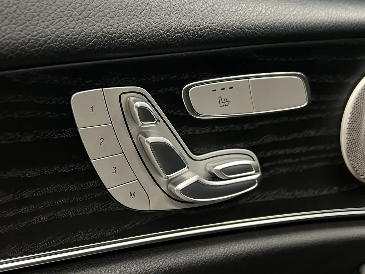 Mercedes-Benz E-Class снимка Mercedes-Benz E-Class
